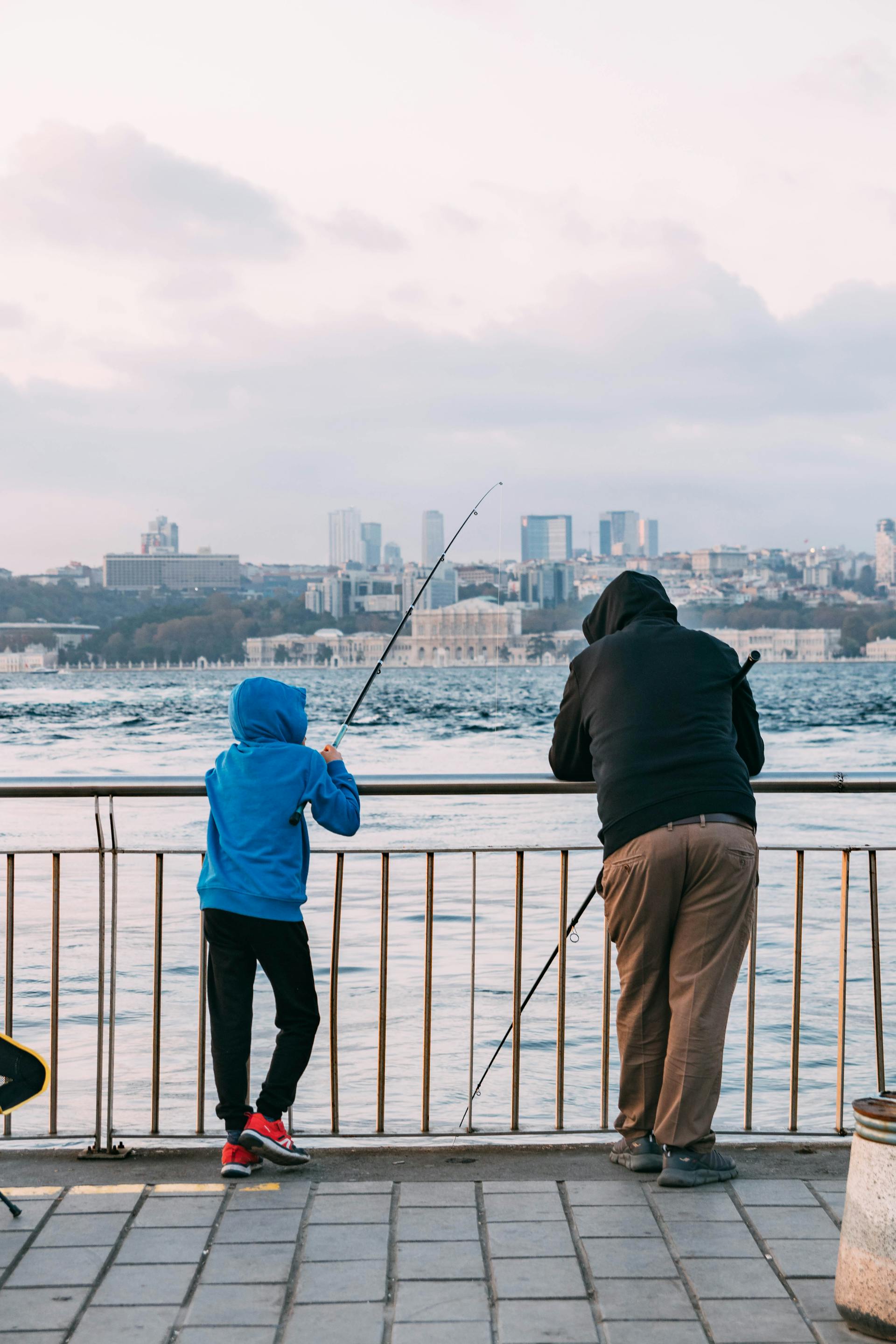 Un homme en train de pêcher avec son fils | Source : Pexels