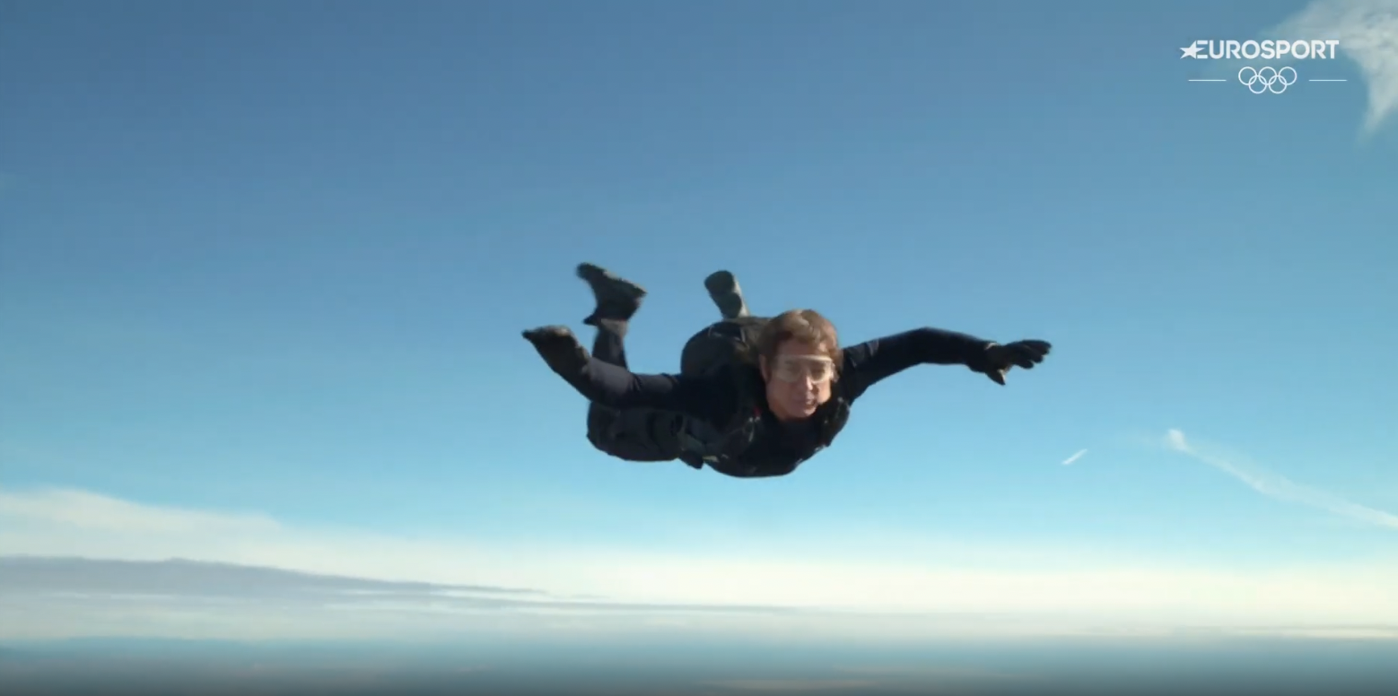 Tom Cruise sautant en parachute avec le drapeau olympique, posté le 12 août 2024 | Source : YouTube/Eurosport