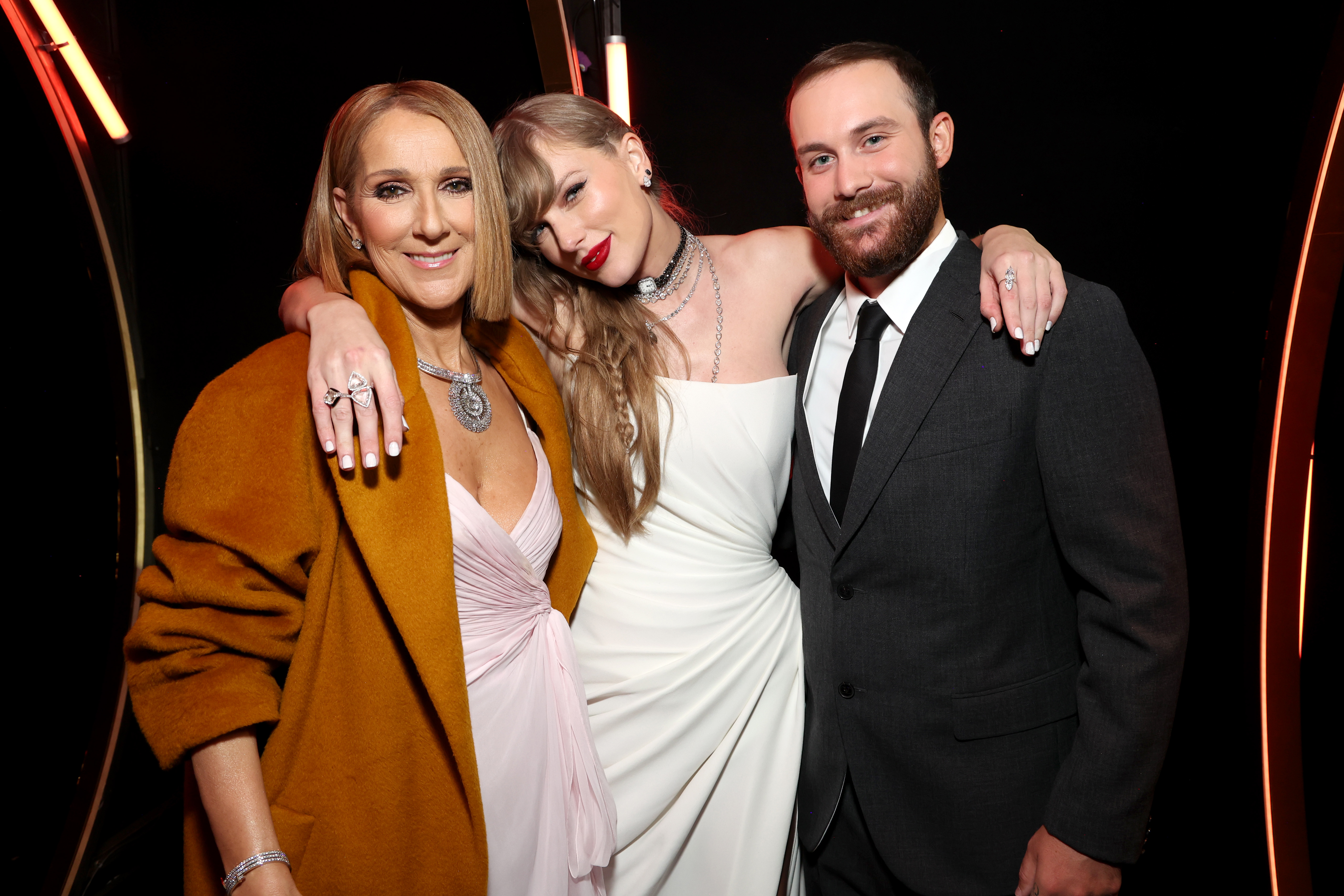 Céline Dion, Taylor Swift et Rene-Charles Angelil lors de la 66e cérémonie des Grammy Awards à Los Angeles, en Californie, le 4 février 2024 | Source : Getty Images