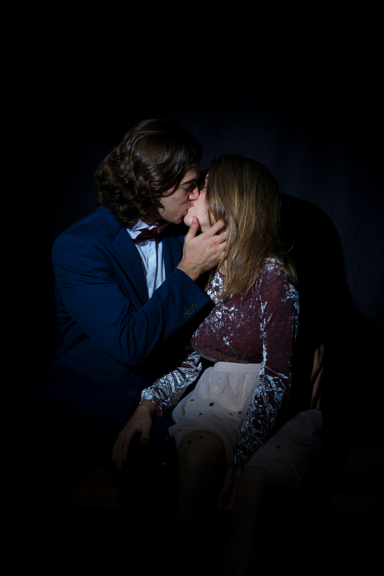Un homme et une femme qui s'embrassent passionnément | Source : Freepik