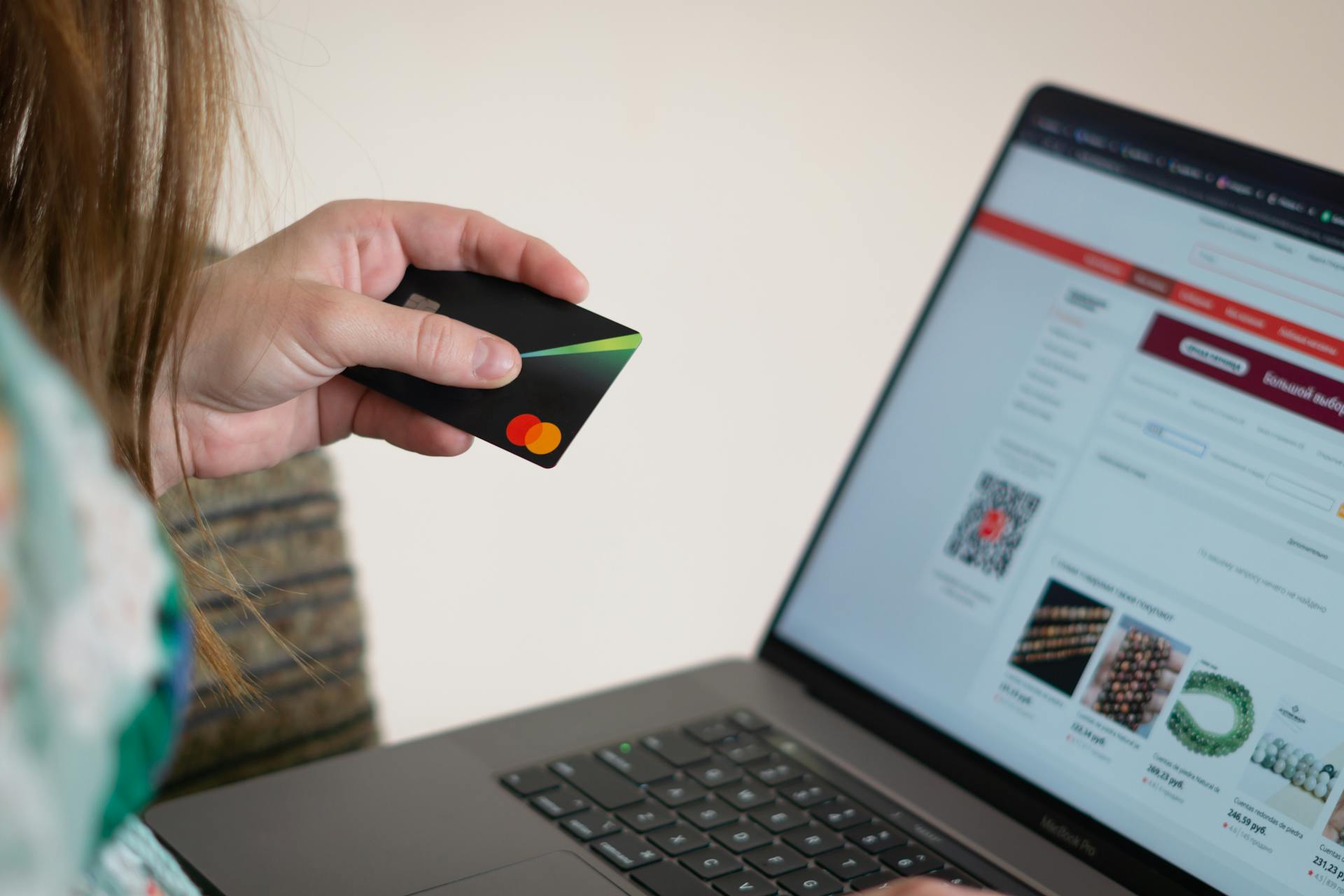 Une femme utilisant sa carte bancaire | Source : Pexels