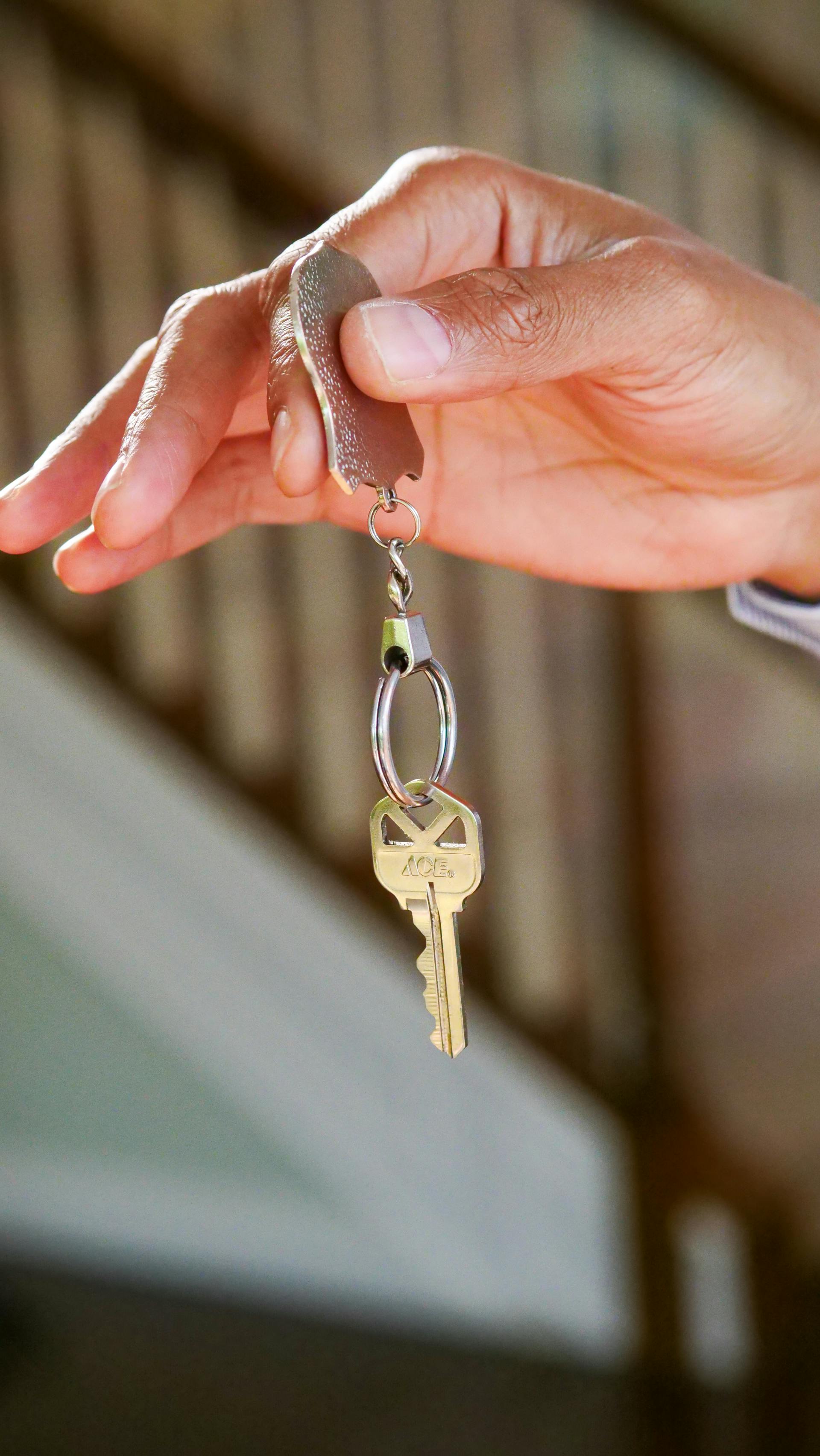 Un homme tenant une clé | Source : Pexels