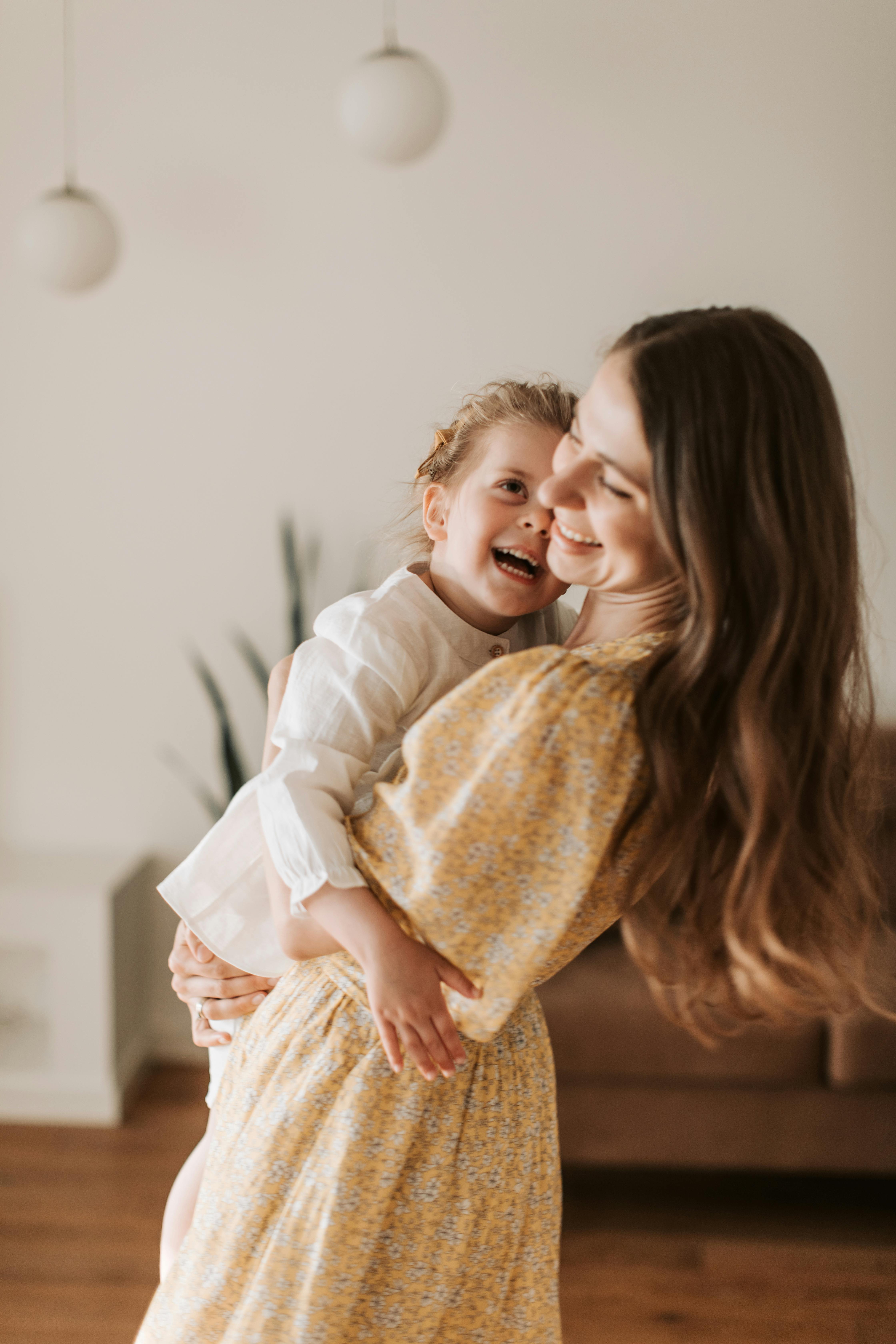 Une femme heureuse et une fille heureuse | Source : Pexels