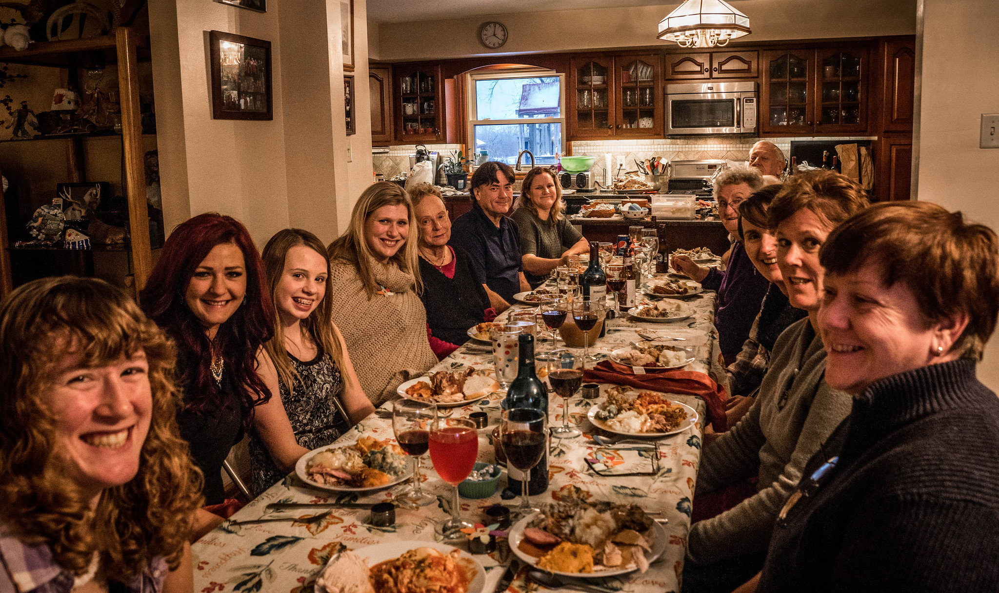 Les membres de la famille réunis pour le dîner de Thanksgiving | Source : Flickr
