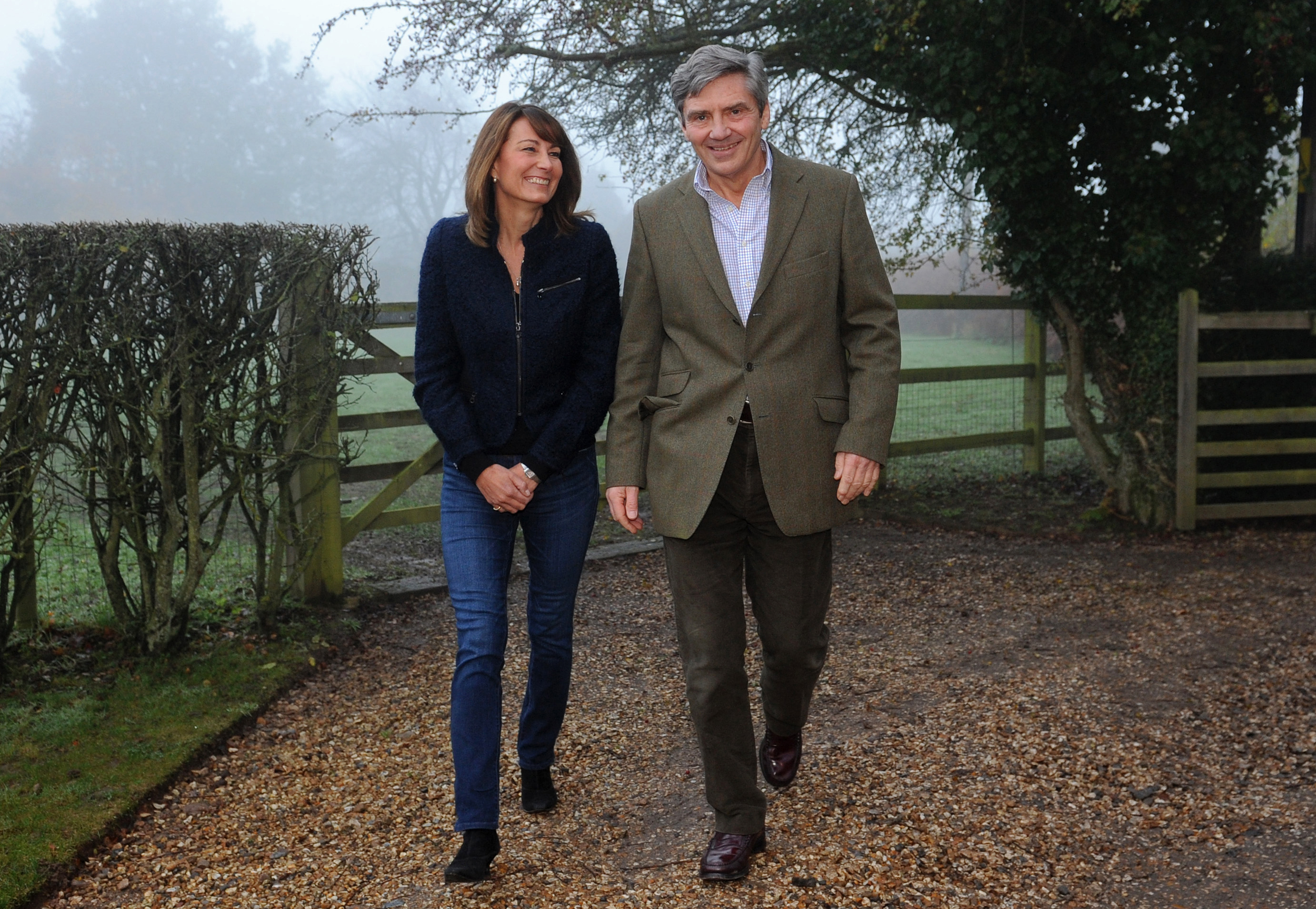 Michael et Carole Middleton posent pour une photo dans leur maison du Berkshire, dans le sud de l'Angleterre, le 16 novembre 2010. | Source : Getty Images