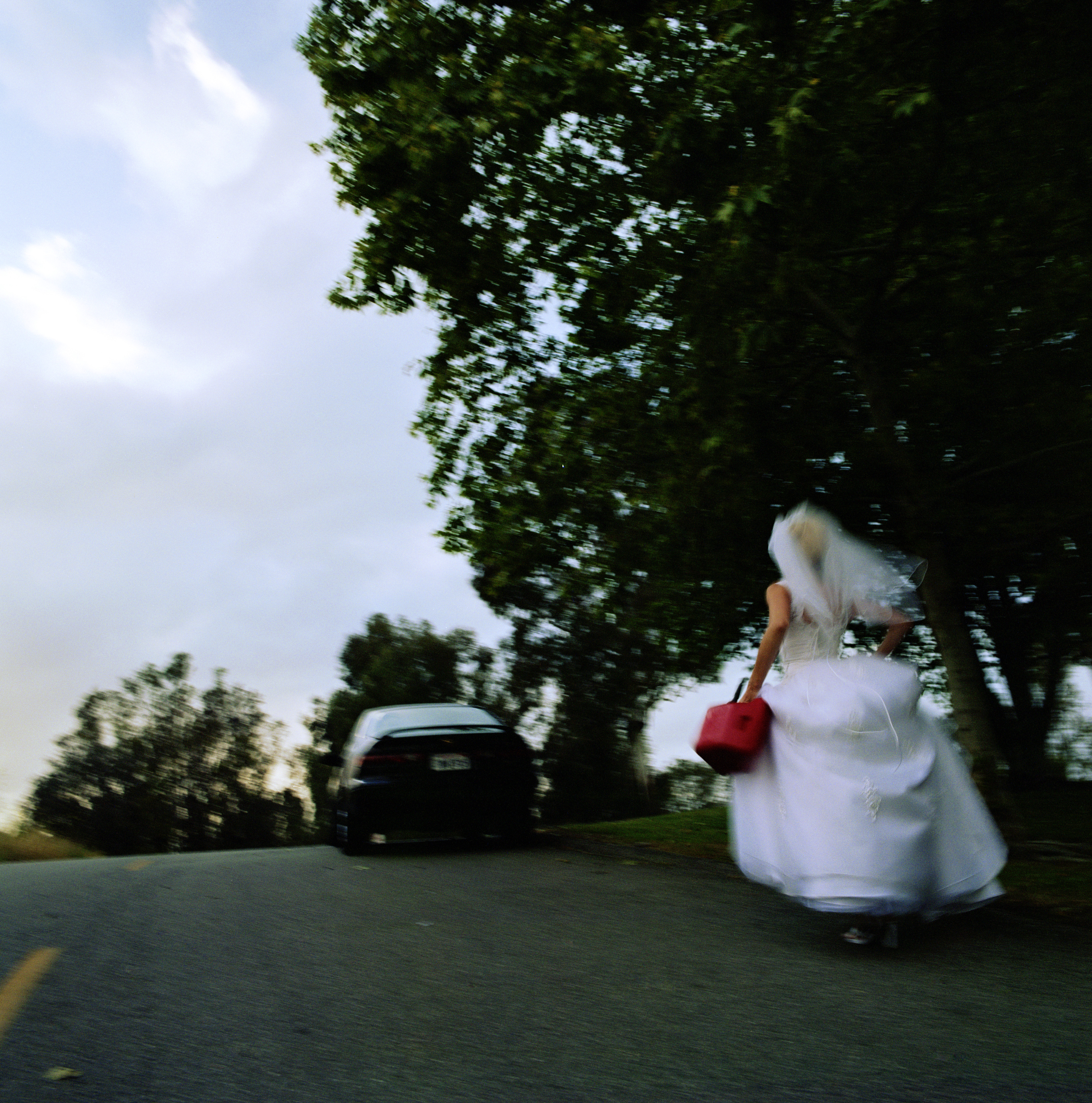 Uma noiva fugindo do casamento | Fonte: Getty Images