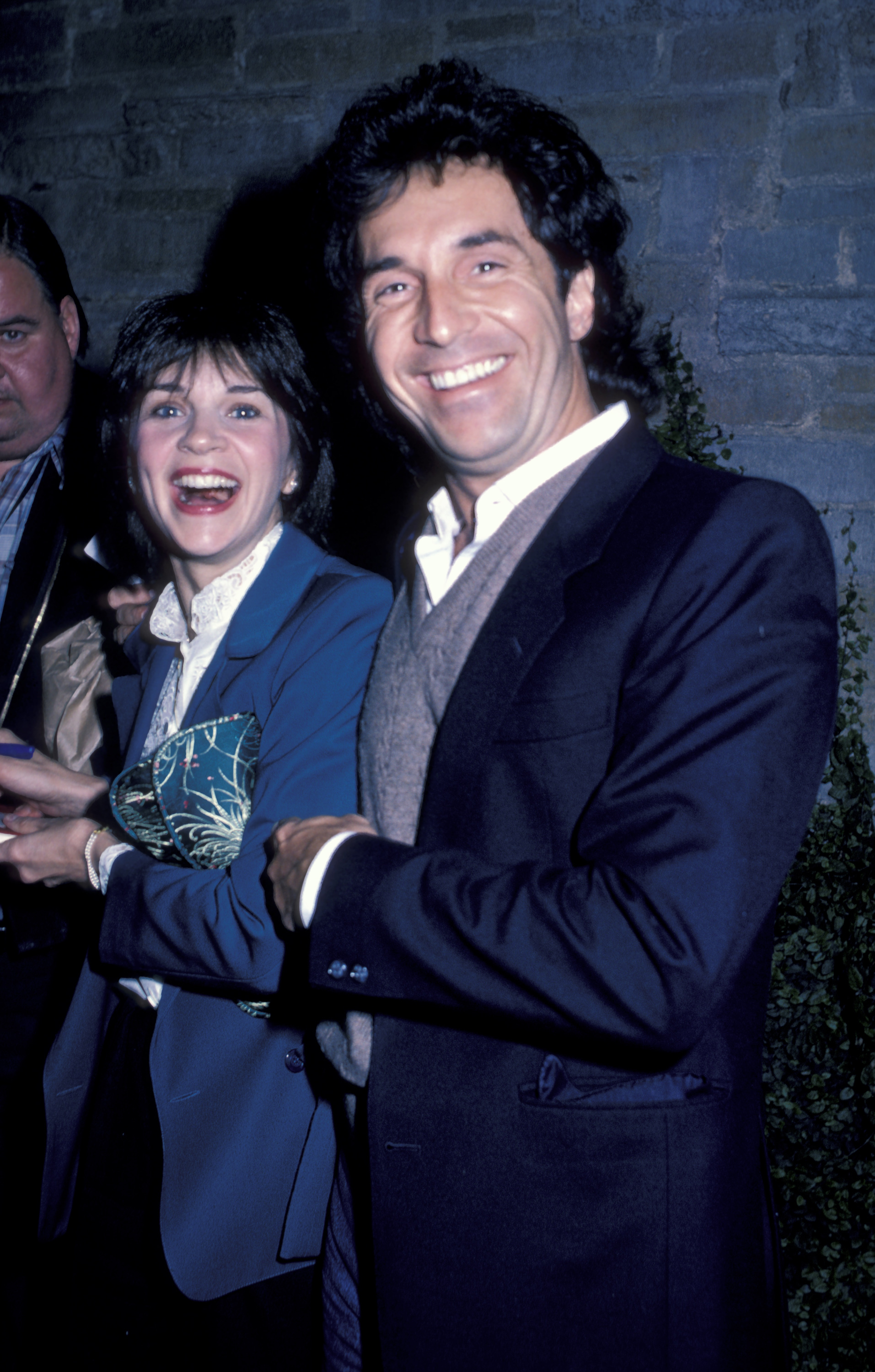 Leur père avec sa deuxième femme à Westwood, en Californie, le 19 mars 1984 | Source : Getty Images