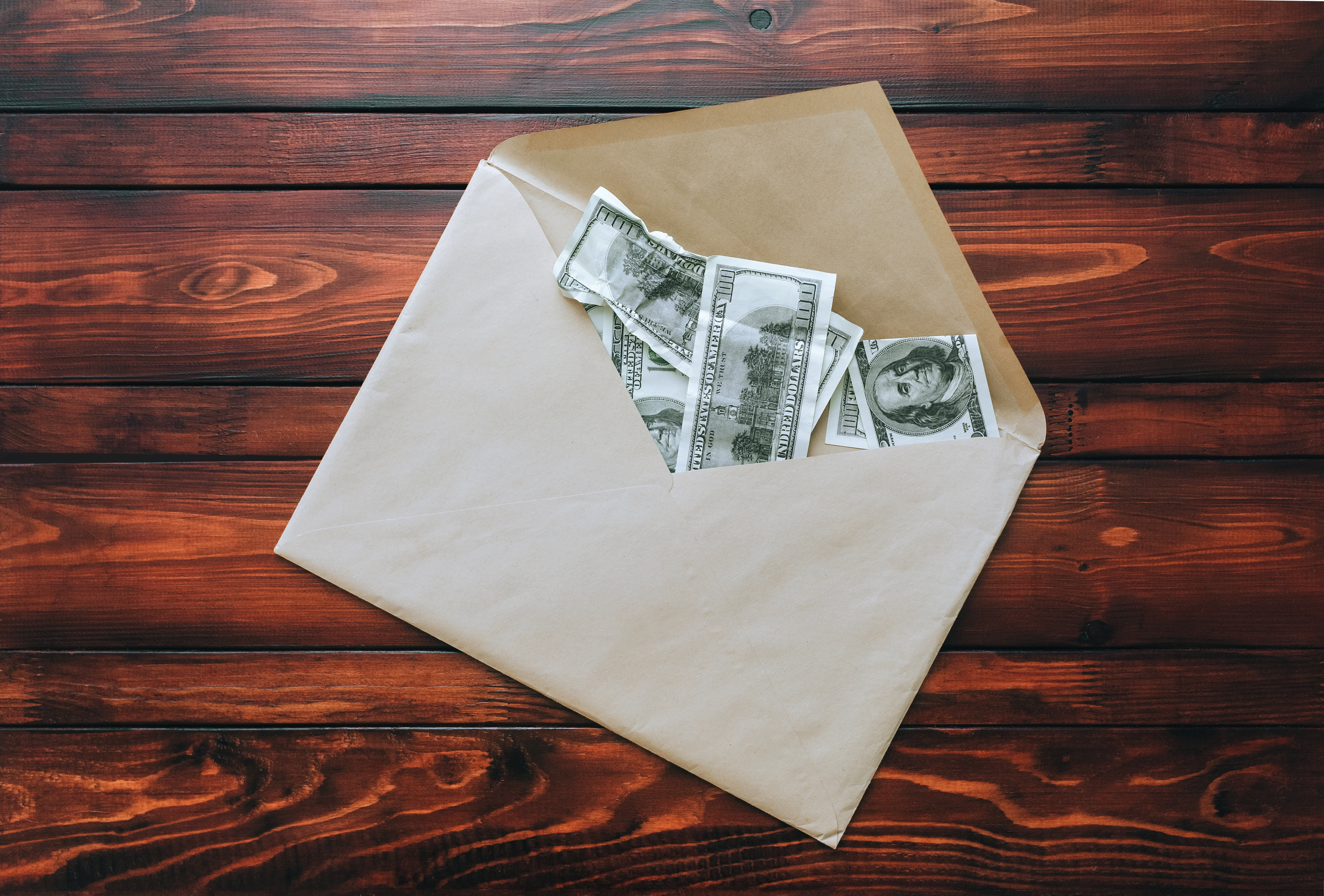 Une enveloppe contenant de l'argent | Source : Shutterstock