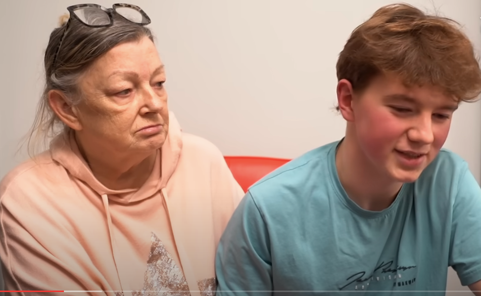 Alex Batty et sa grand-mère Susan lors de son interview avec The Sun | Source : Youtube.com/The Sun