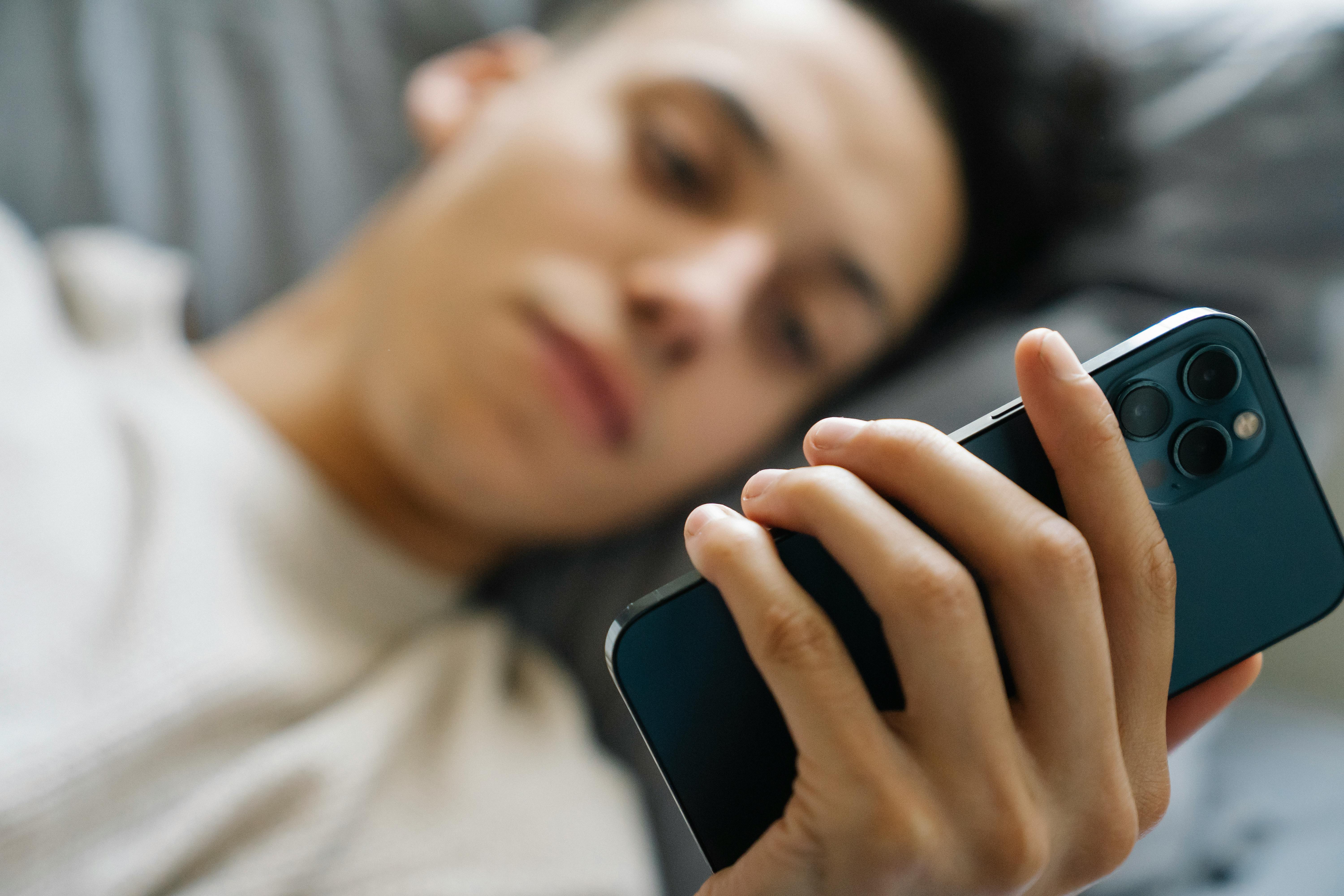 Une photo un jeune homme utilisant son téléphone | Source : Pexels