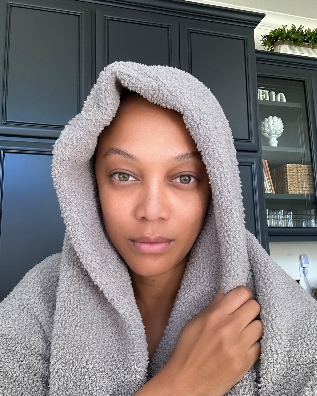 Un selfie sans maquillage de Tyra Banks, posté le 26 novembre 2023. | Source : Instagram/tyrabanks
