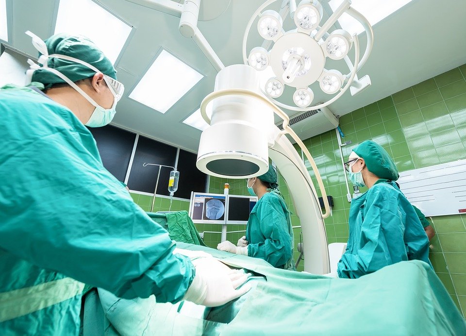 Des infirmiers dans une salle d'opération. | Photo : Pixabay