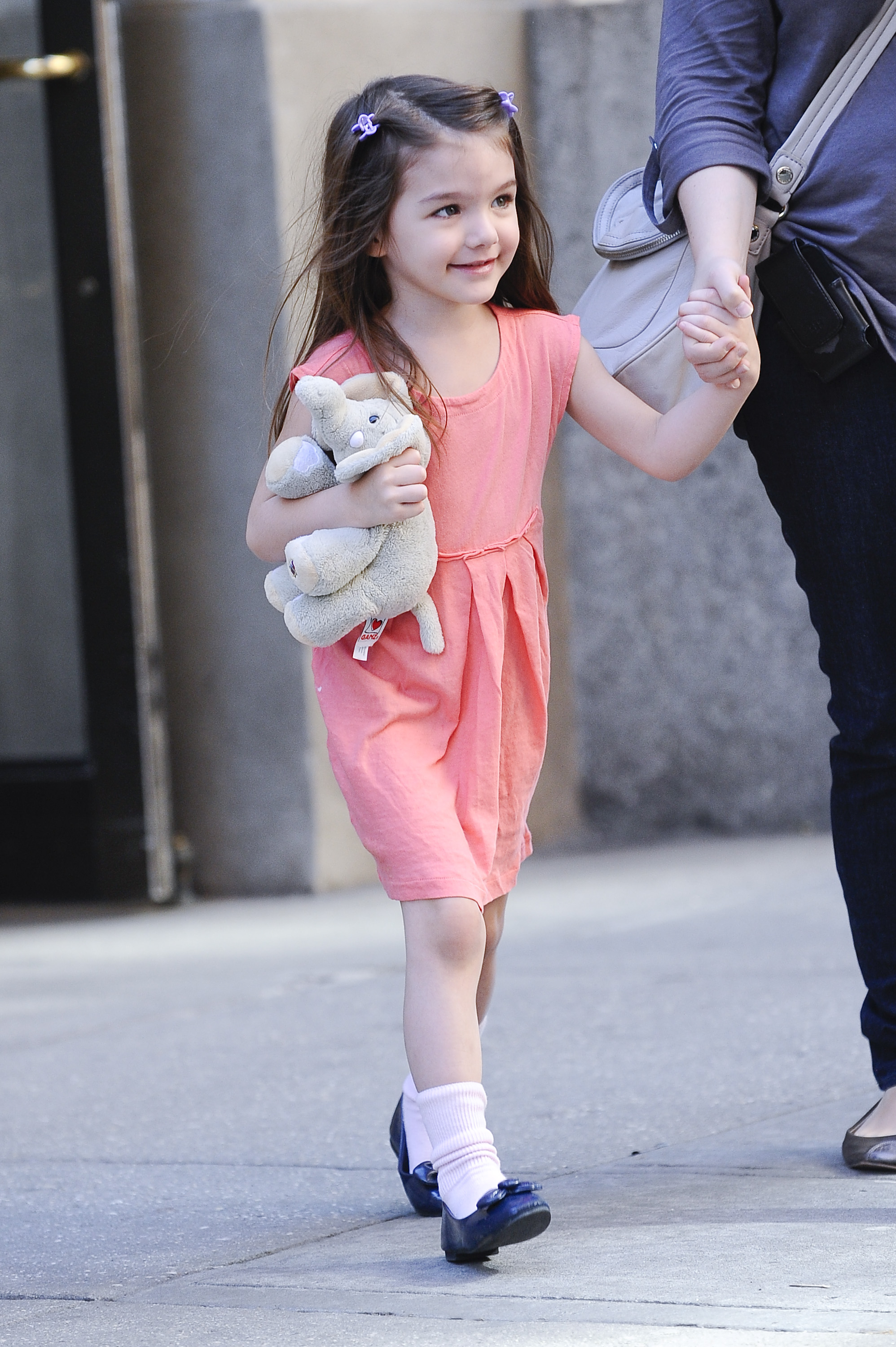 Suri Cruise quitte son appartement de Greenwich Village le 12 avril 2010 à New York. | Source : Getty Images