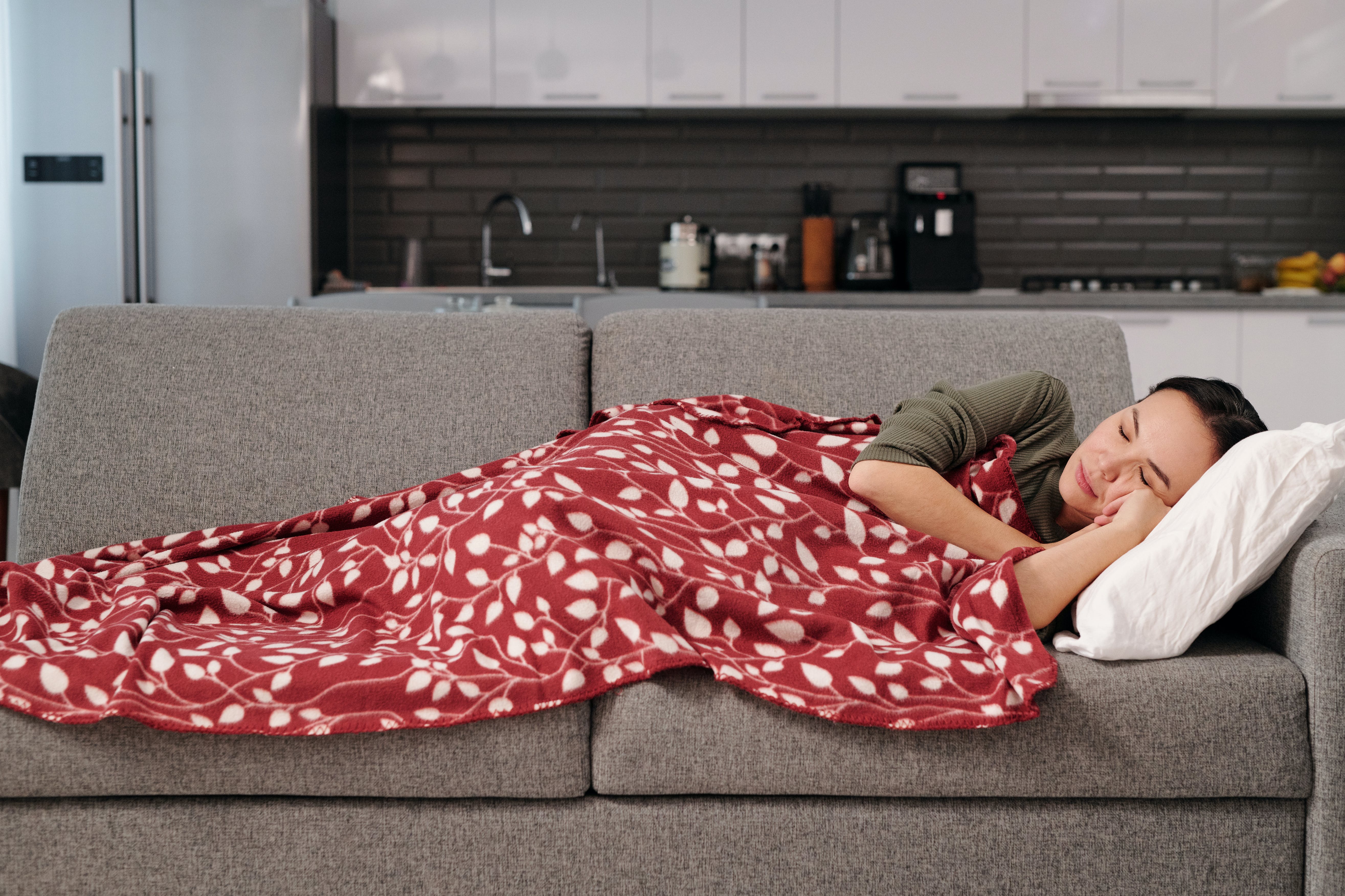 Femme dormant sur un canapé | Source : Pexels