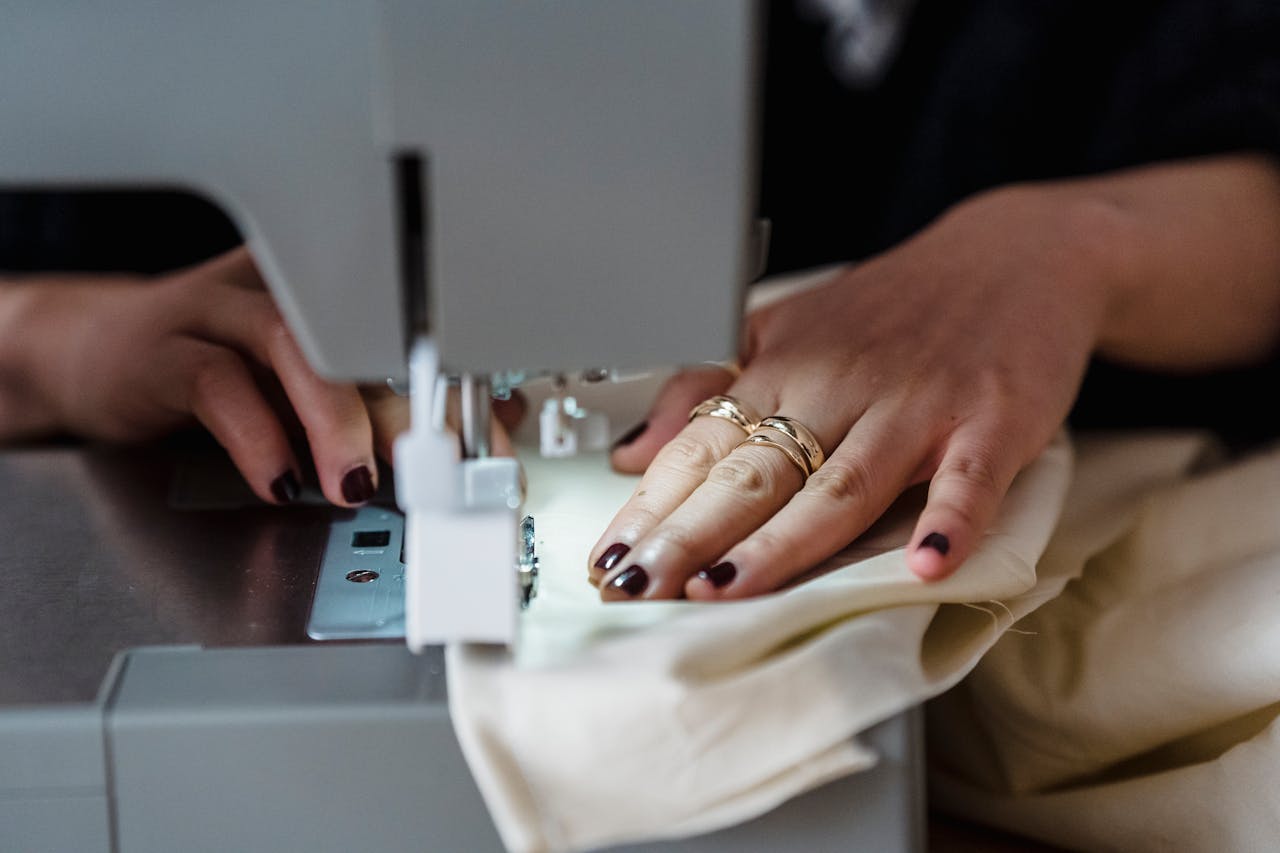 Une femme en train de coudre des vêtements | Source : Pexels