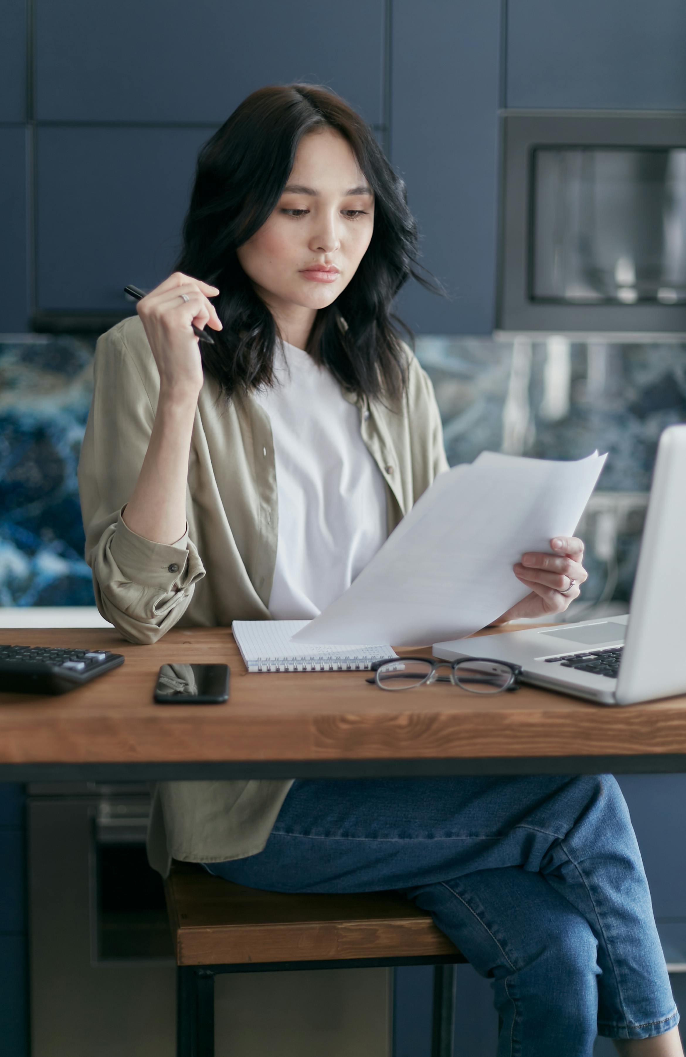 Femme signant des documents | Source : Pexels