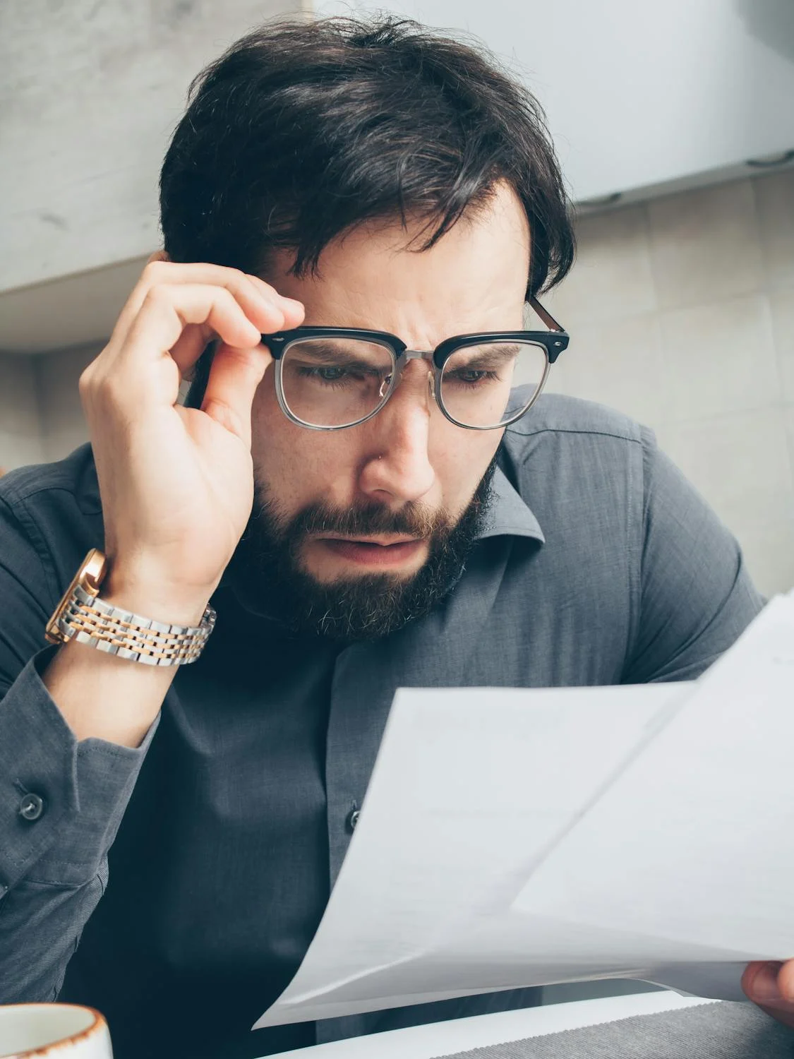 Un homme choqué qui regarde les papiers | Source : Pexels