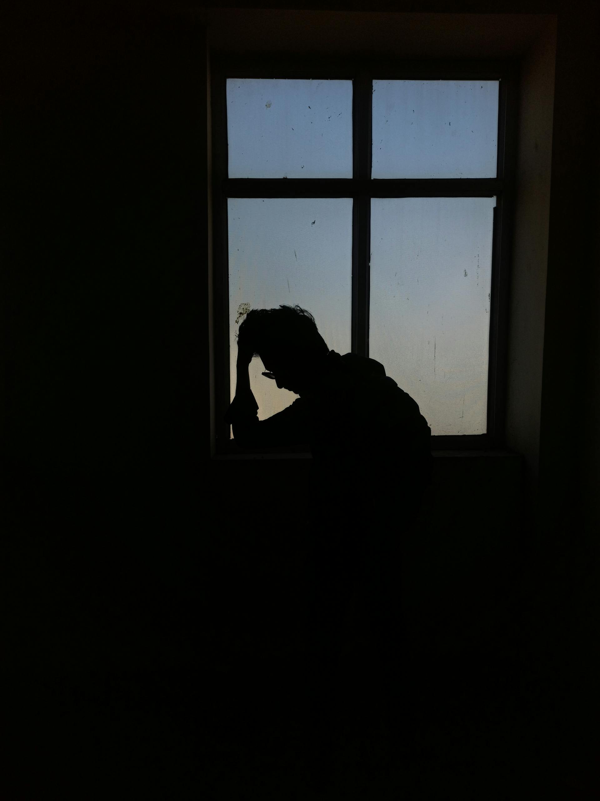 Un homme à côté d'une fenêtre | Source : Pexels