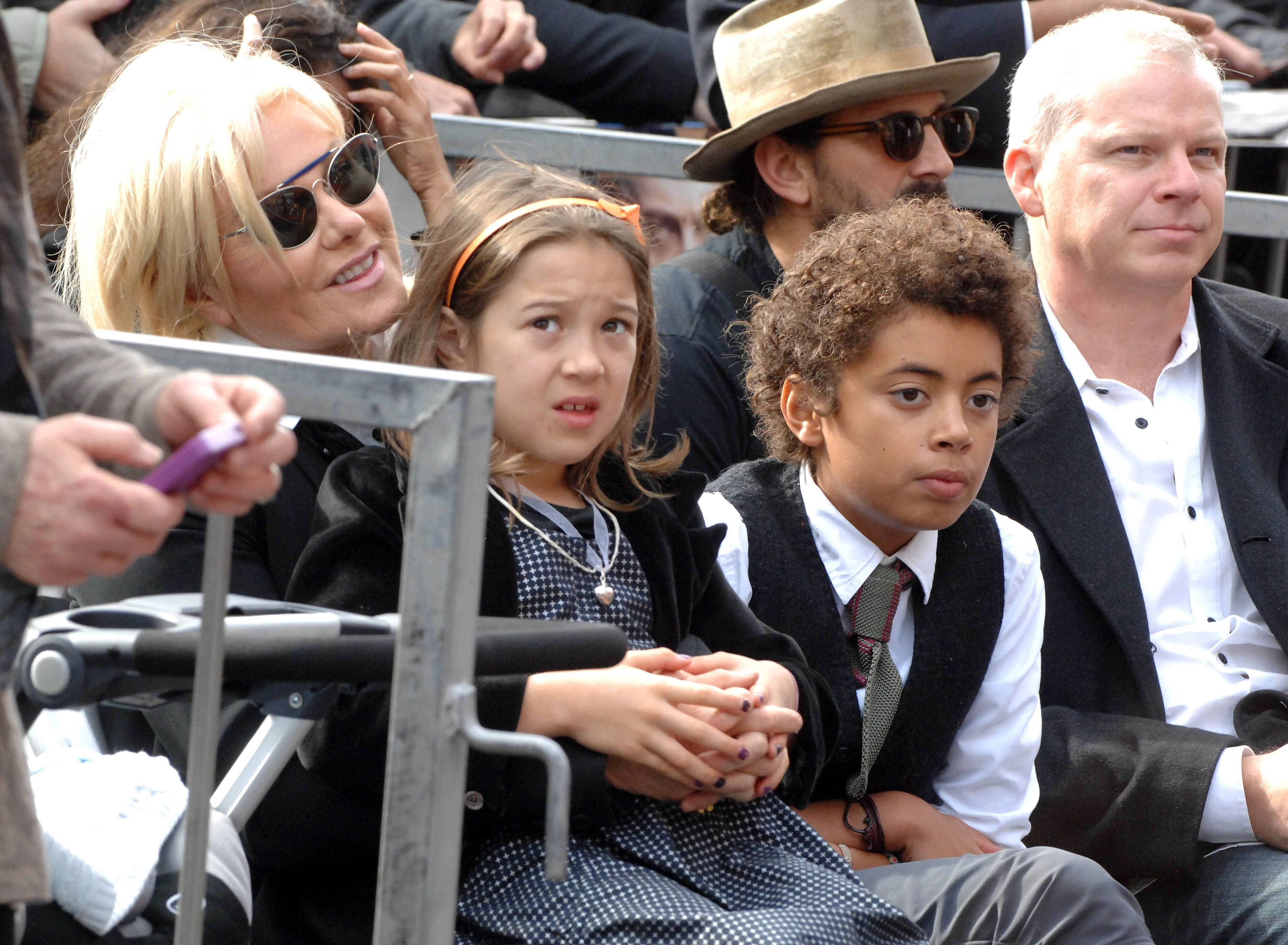 Deborra-Lee Furness et les enfants Ava et Oscar participent à la cérémonie de la Hugh Jackman Star au Hollywood Walk Of Fame. | Source : Getty Images