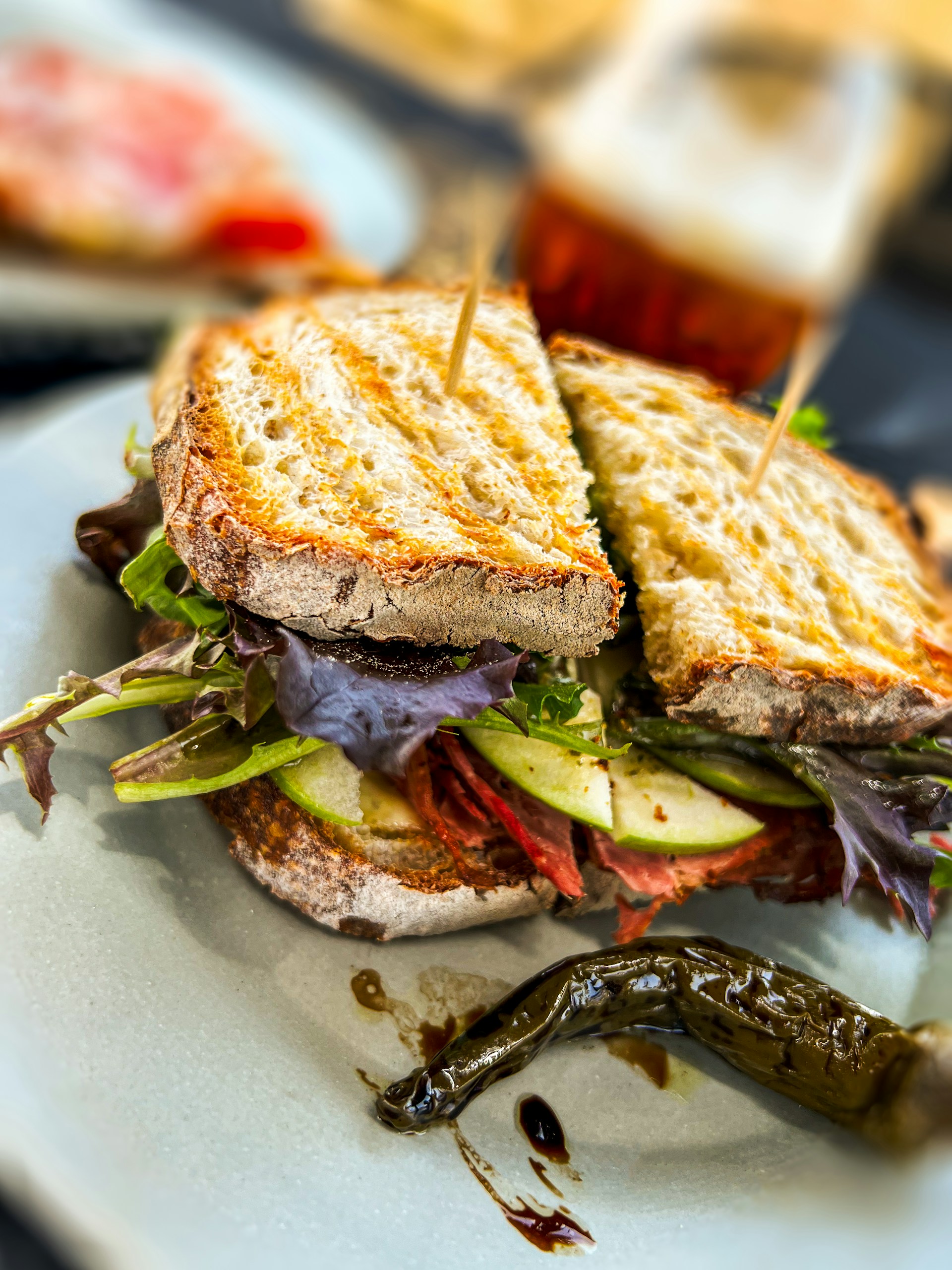 Sandwichs sur une assiette | Source : Unsplash