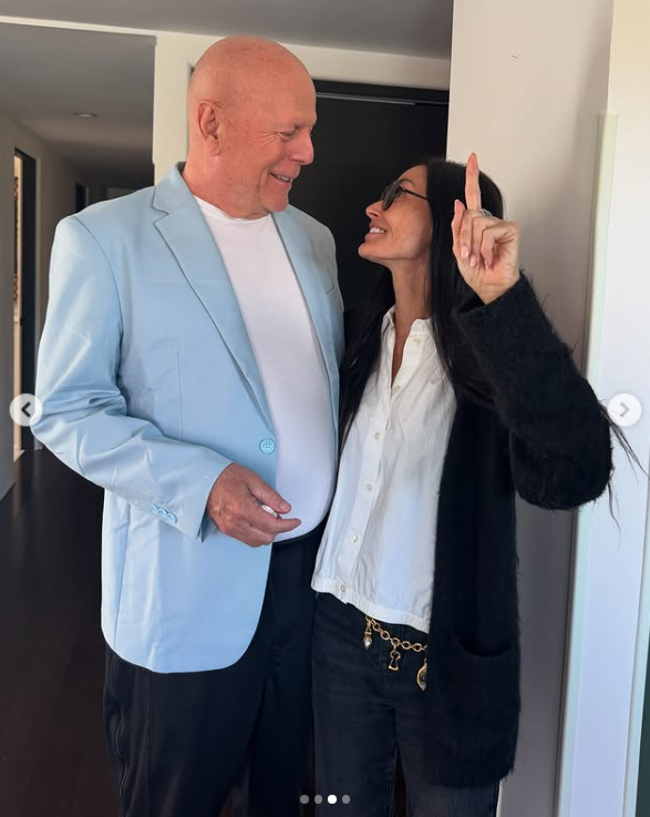 Bruce Willis et Demi Moore se sourient à l'intérieur de la maison, posté le 19 mars 2025 | Source : Instagram/demimoore