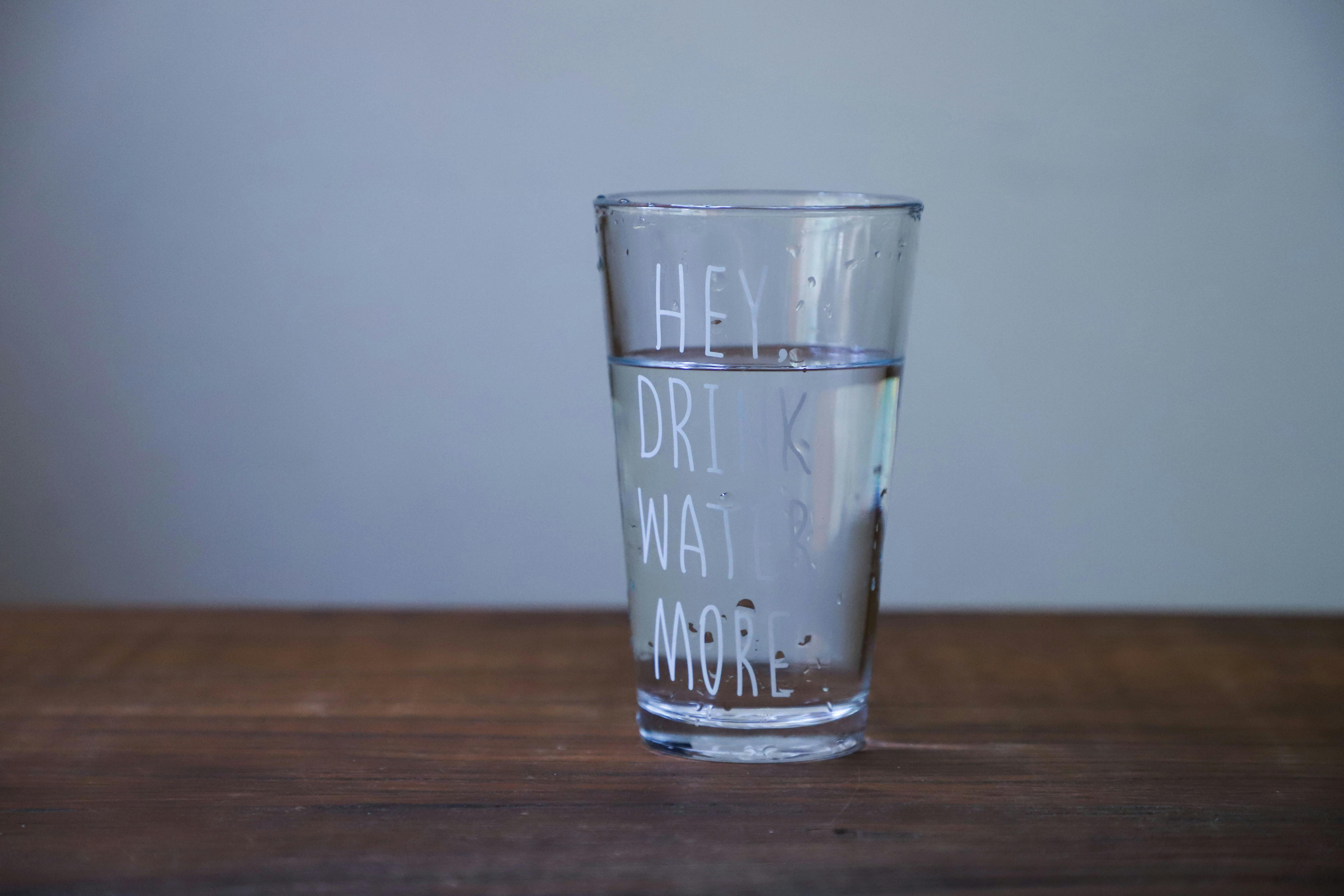 Un verre d'eau sur une table | Source : Pexels