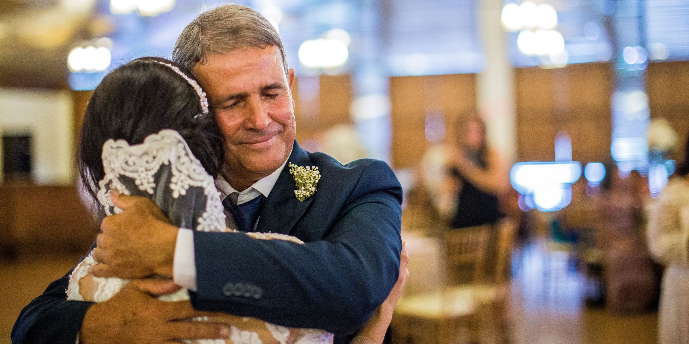Un homme qui serre sa fille dans ses bras | Source : Pexels