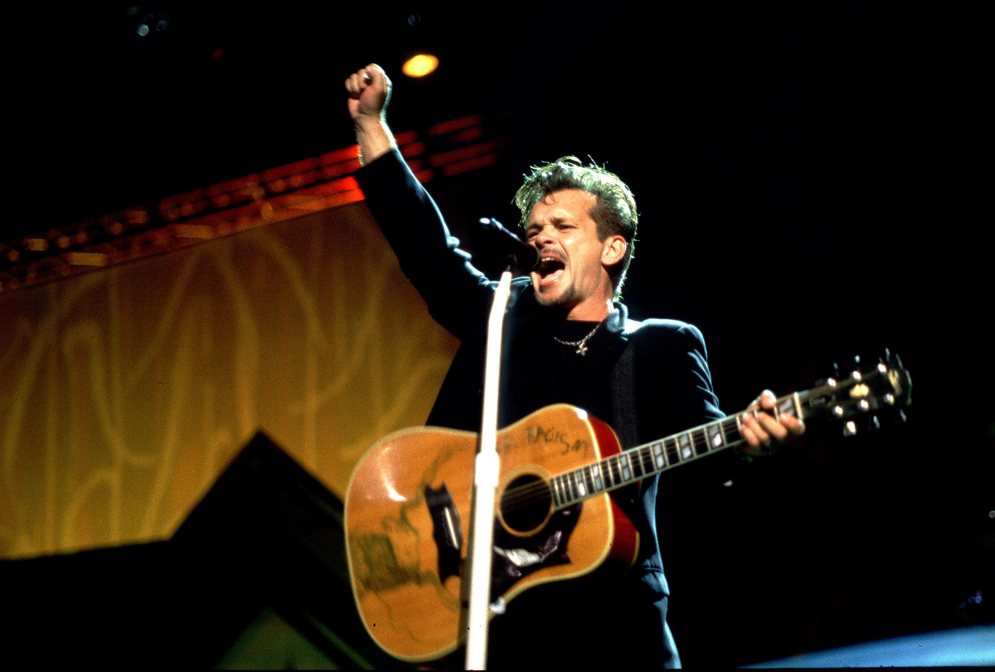 La chanteuse se produit sur scène à Farm Aid en 1996 à Columbia, Sc | Source : Getty Images