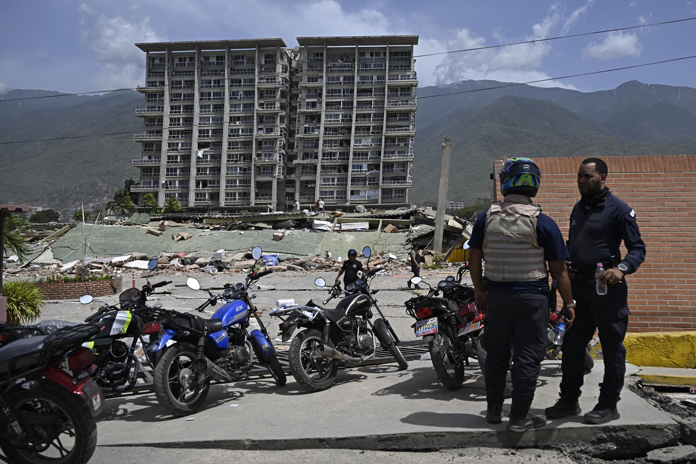 Bien avant que les autorités ne confirment qui avait survécu, les proches ont escaladé les tas de béton pour chercher eux-mêmes leurs proches. Lucas Trejo a fait pareil après s'être précipité chez lui depuis Caracas, rejoignant les bénévoles dans l'espoir de retrouver sa femme et ses deux enfants sains et saufs. | Source : Getty Images