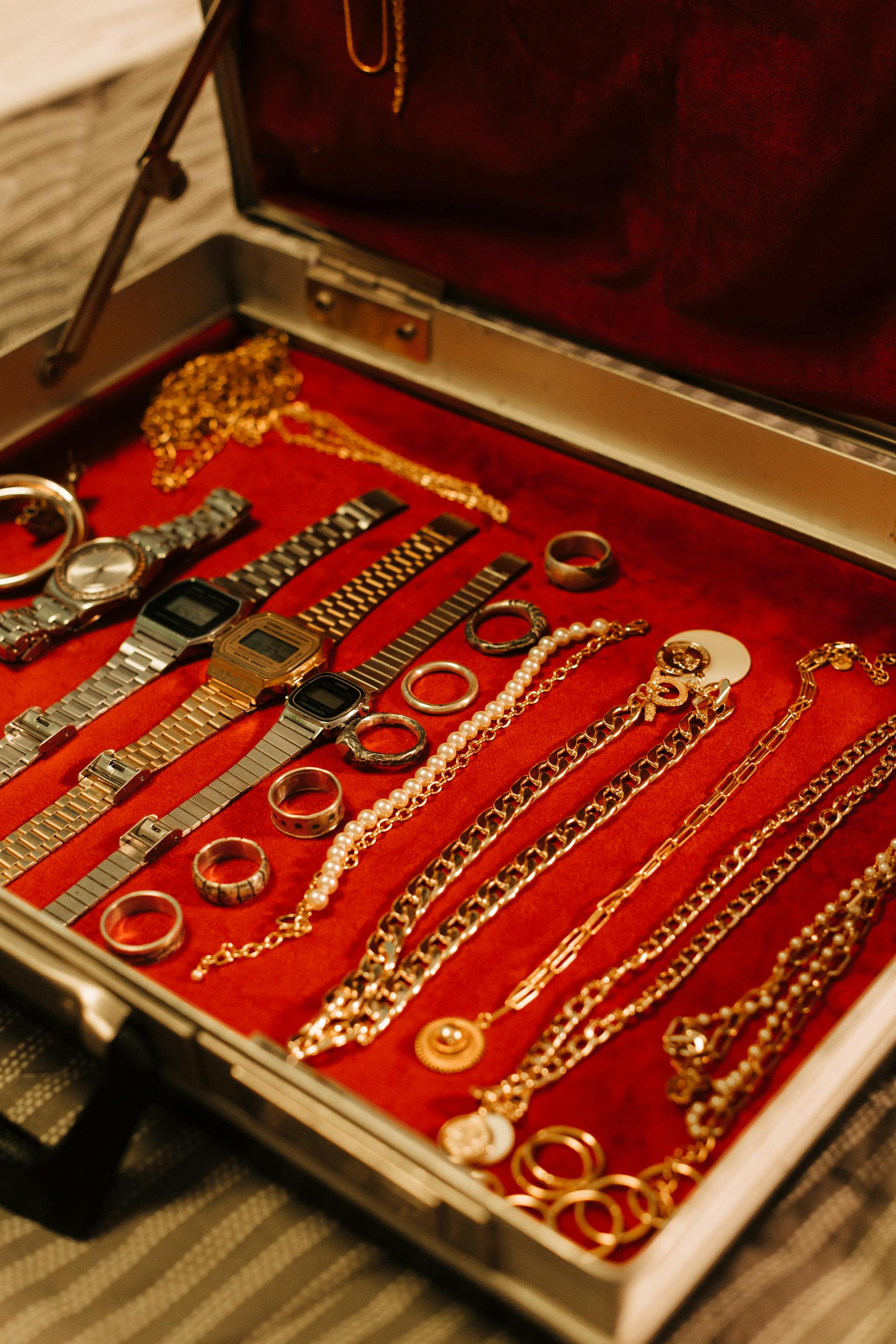 Une boîte à bijoux avec des montres, des bracelets, des colliers et des bagues | Source : Pexels