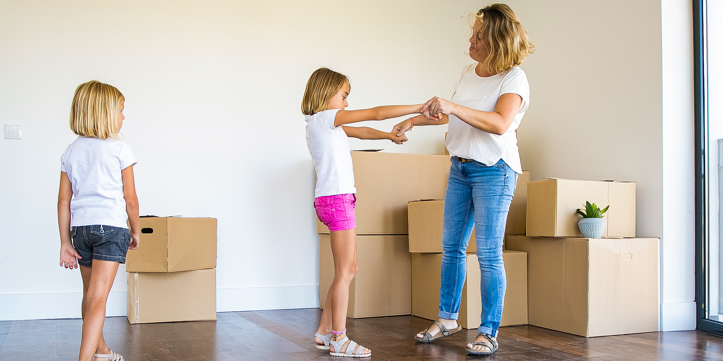 Une mère et ses enfants emménagent dans une nouvelle maison | Source : Shutterstock