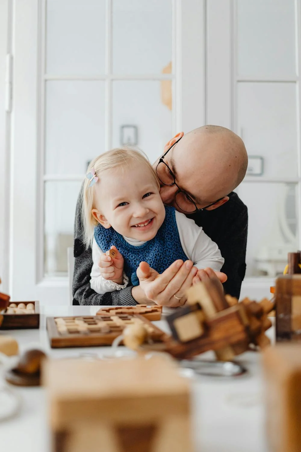 Un homme serrant sa fille dans ses bras | Source : Pexels