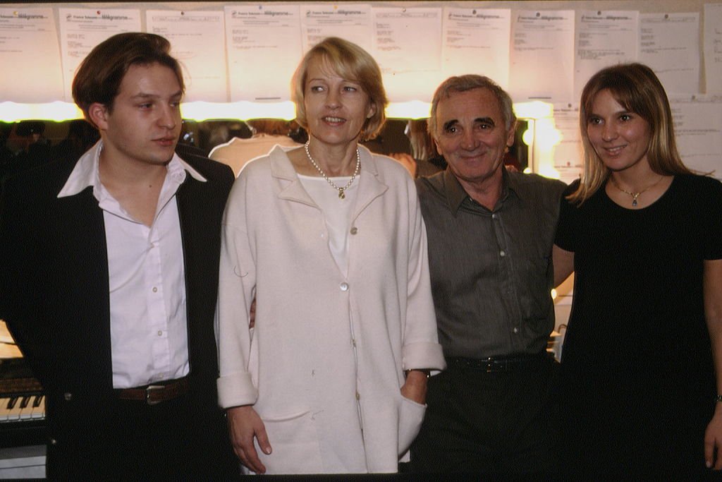 Le chanteur Charles Aznavour avec son fils Misha, sa femme Ulla et sa fille Katia, lors de la soirée d'ouverture du spectacle de Charles à Paris. | Photo : Getty Images