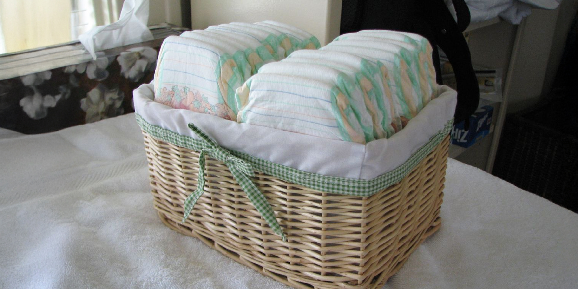 Un panier en osier soigneusement rempli de couches pour bébé | Source : Flickr/IngaMun/CC BY 2.0