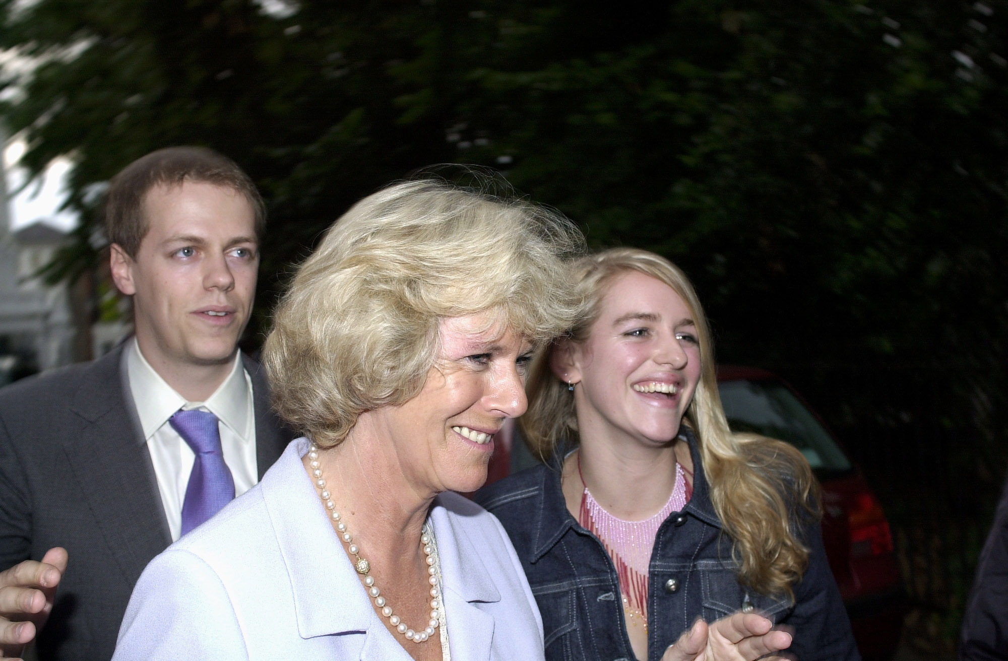La reine Camilla et ses enfants, Tom Parker Bowles et Laura Lopes, à Londres le 5 juillet 2000. | Source : Getty Images