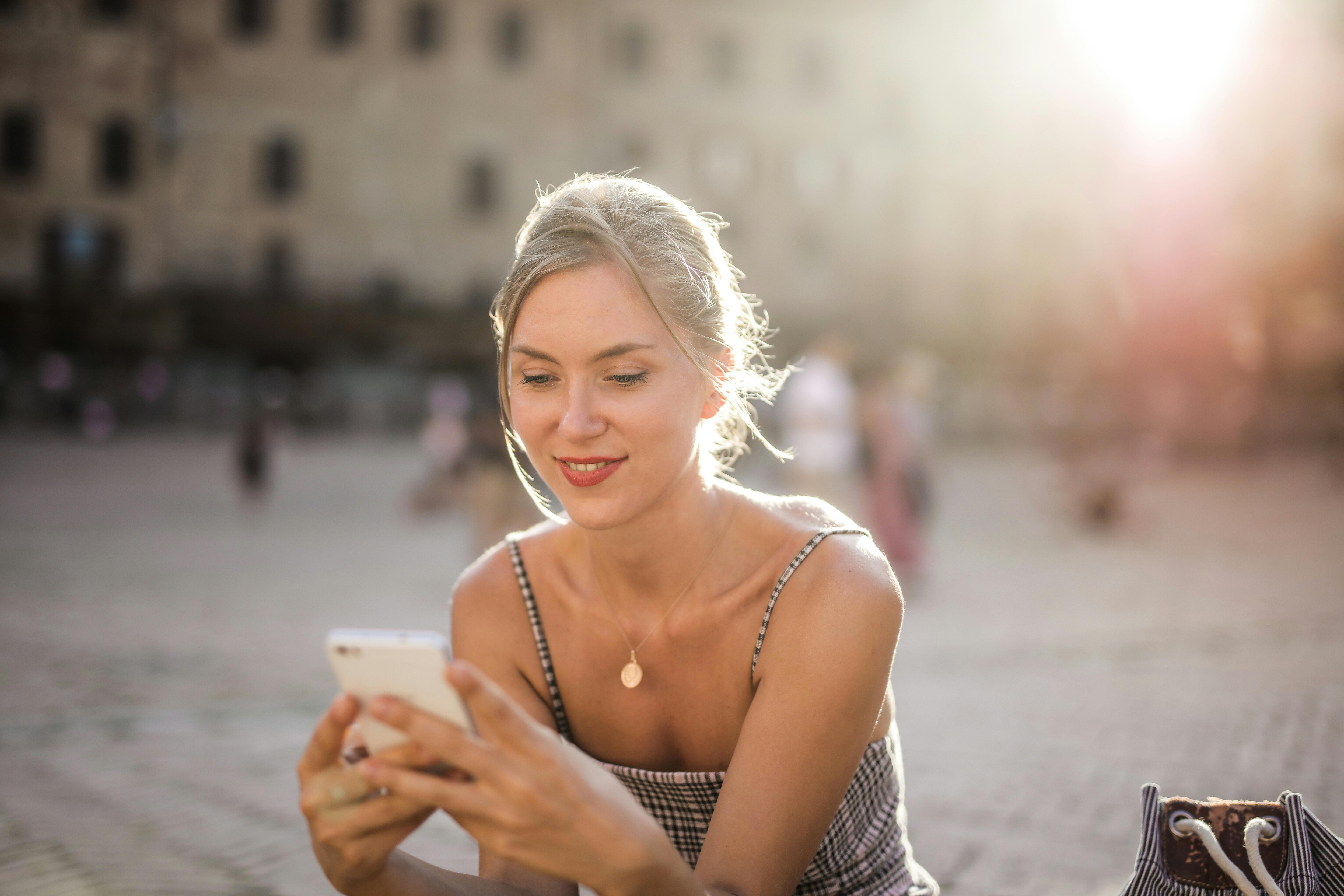 Une femme envoyant des messages sur son téléphone | Source : Pexels