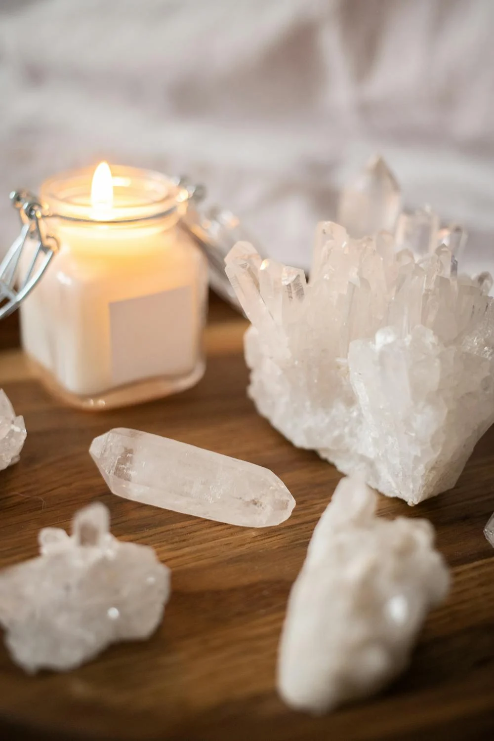 Une bougie parfumée et des cristaux sur la table | Source : Pexels