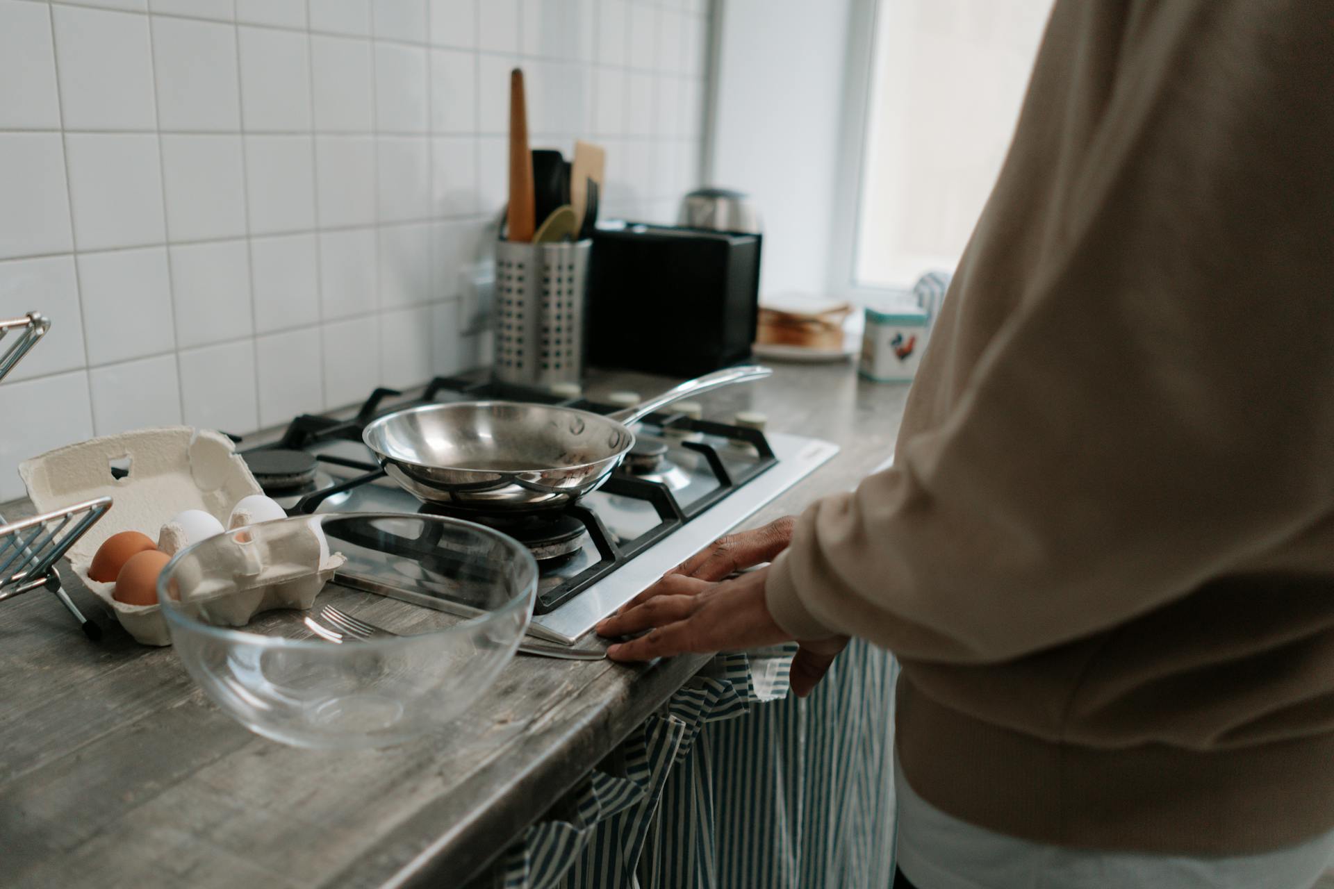 Un homme dans la cuisine | Source : Pexels