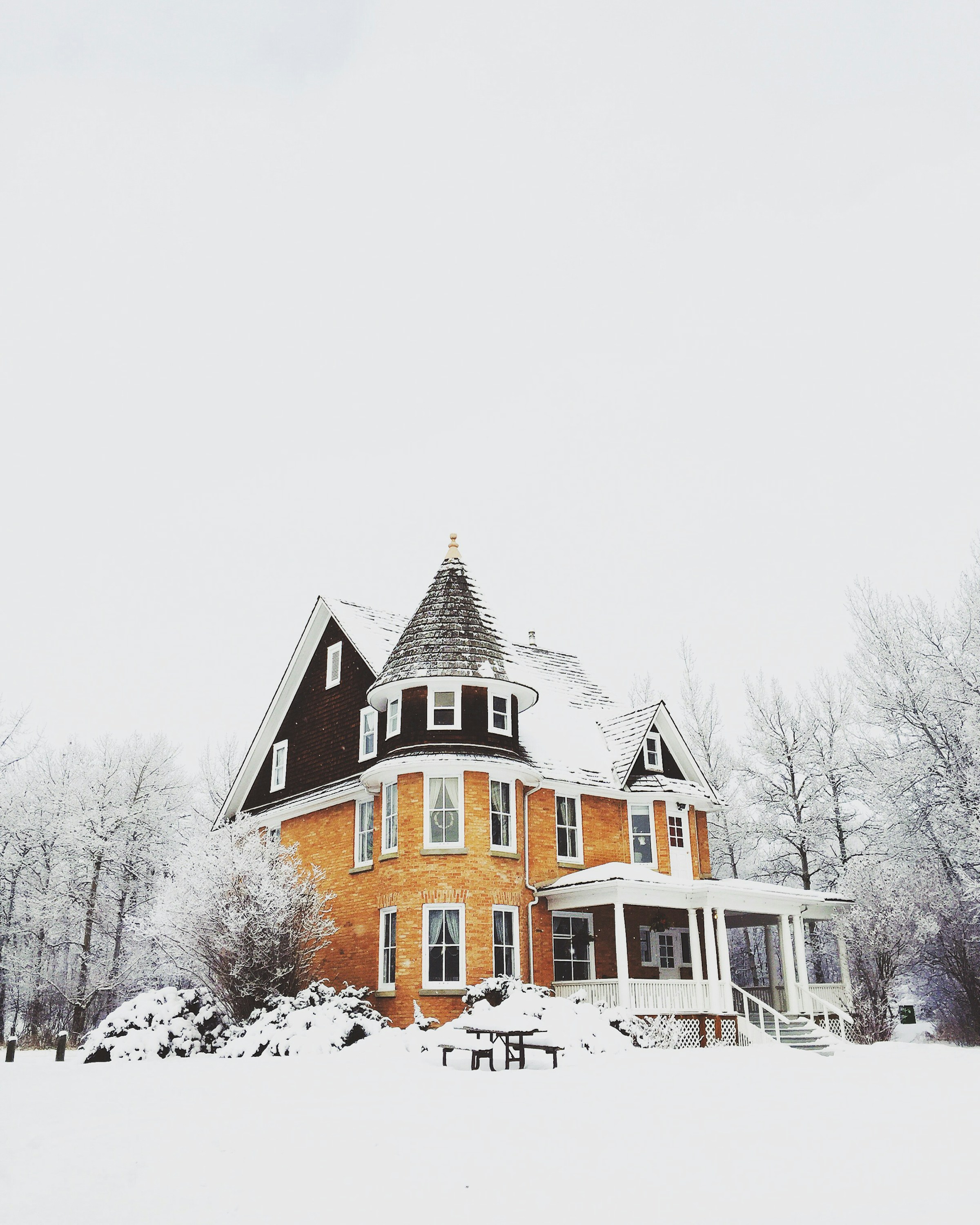 Une maison sur fond de neige | Source : Unsplash