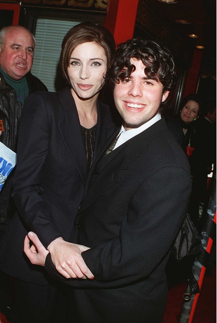 Jennifer Flavin avec Sage, le fils de Sylvester Stallone, à Los Angeles, Californie, le 12 mai 1996 | Photo : Getty Images