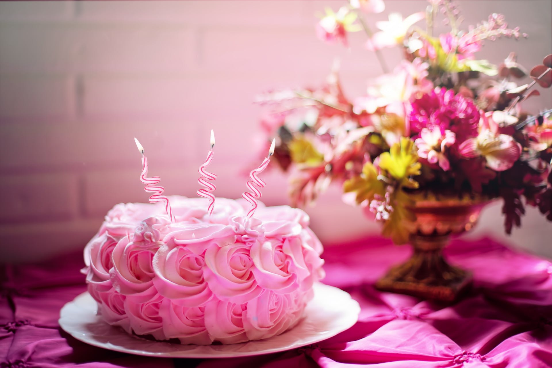 Gâteau d'anniversaire rose | Source : Pexels