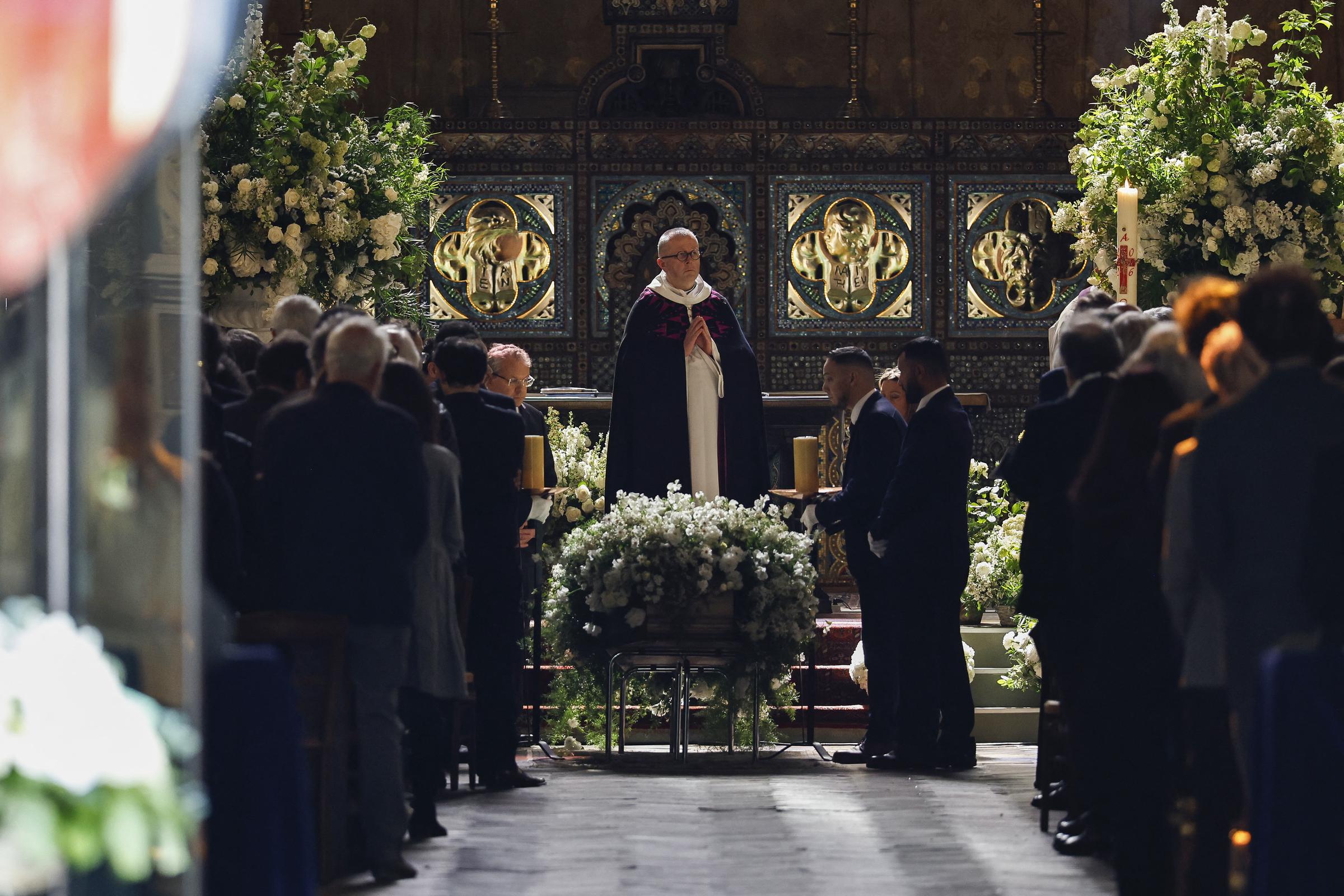 es invités assistent à la cérémonie funéraire de l'actrice française Nadia Fares à l'église Saint-Jean de Montmartre à Paris, le 24 avril 2026. Nadia Fares est décédée le 17 avril 2026, à l'âge de 57 ans, après avoir été retrouvée inconsciente dans une piscine à Paris et avoir passé plusieurs jours dans le coma I Source : Getty Images