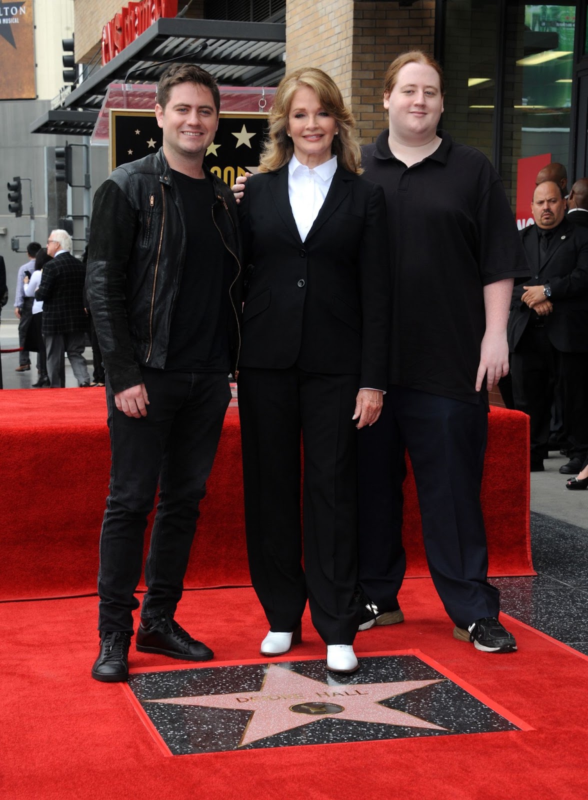 David Atticus Sohmer, Deidre Hall et Tully Chapin lors de la cérémonie de l'actrice honorée d'une étoile sur le Hollywood Walk of Fame, le 19 mai 2016, à Hollywood, en Californie. | Source : Getty Images