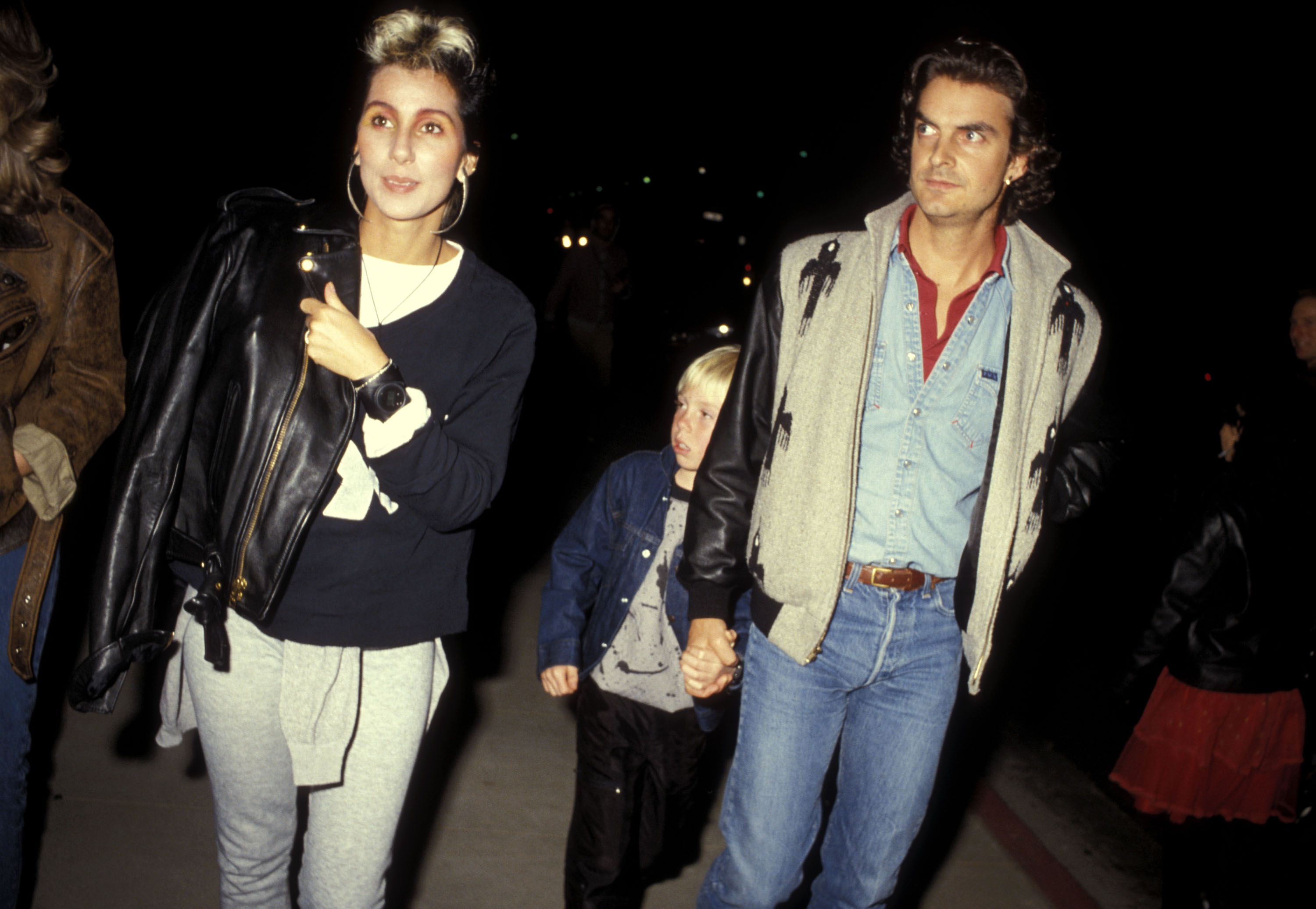 Cher, son petit ami Josh Donen et son fils Elijah Blue Allman assistent à la première de "The Sure Thing" le 9 février 1985 à Beverly Hills, Californie | Source : Getty Images