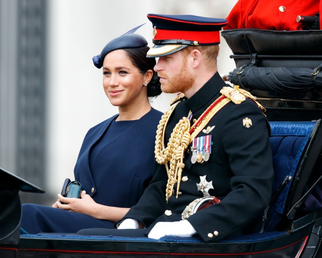 Meghan, la Duchesse de Sussex et le prince Harry, Duc de Sussex parcourent le centre commercial en calèche pour assister à Trooping The Colour, le défilé annuel de la Reine pour son anniversaire | Photo : Getty Images