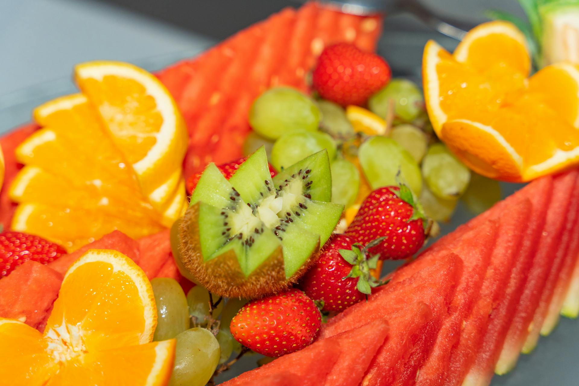 Une assiette de fruits tranchés | Source : Pexels