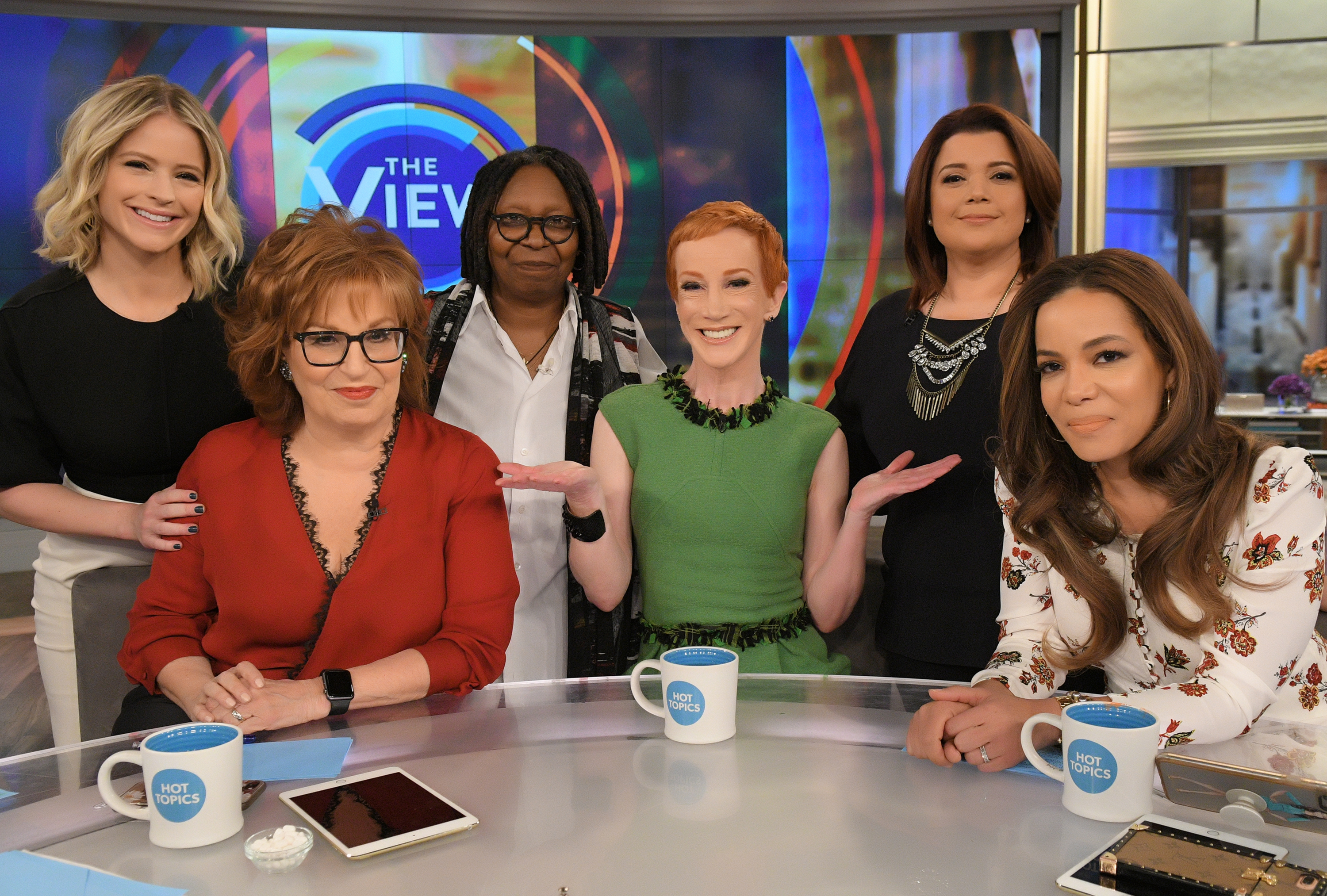 Kathy Griffin avec ses collègues de l'émission "The View". | Source : Getty Images