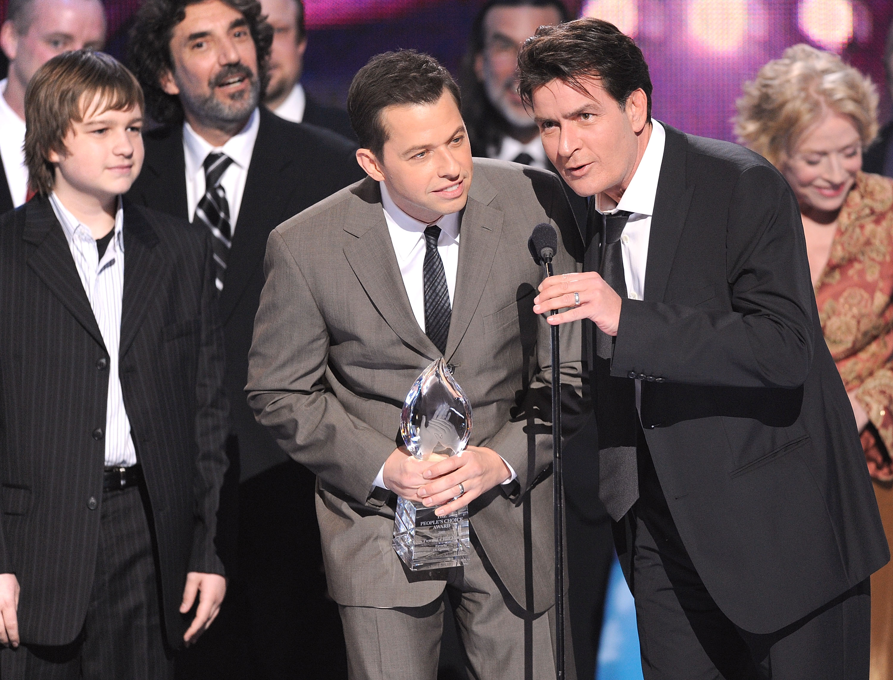 ngus T. Jones, Jon Cryer et Charlie Sheen acceptant leur People Choice Award à Los Angeles en 2009 | Source : Getty Images