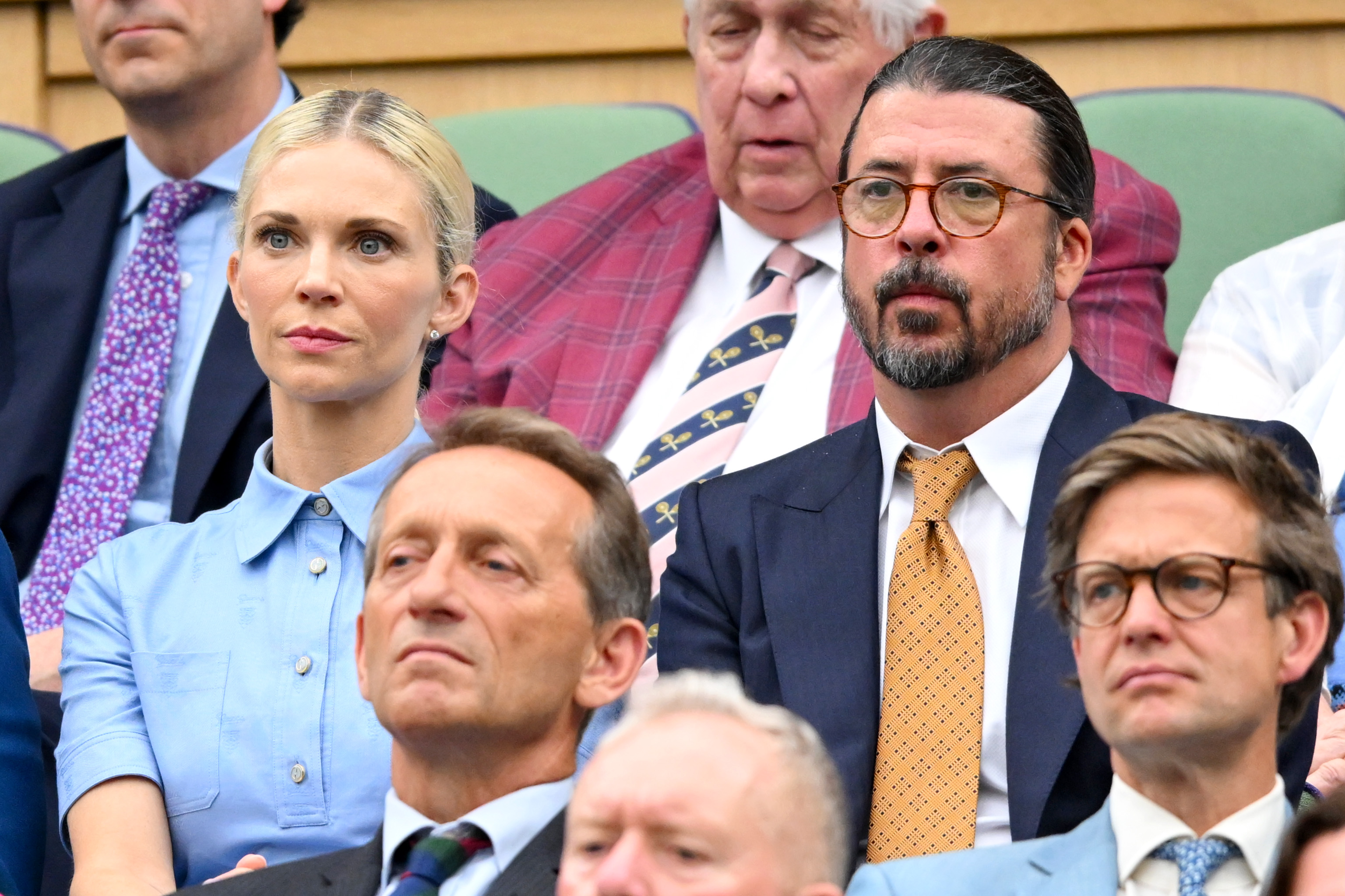 Dave Grohl, et sa femme Jordyn Grohl sont vus dans la Royal Box à lors de la deuxième journée des Championnats Wimbledon 2024 All England Lawn Tennis and Croquet Club le 02 juillet 2024, à Londres, en Angleterre. | Source : Getty Images