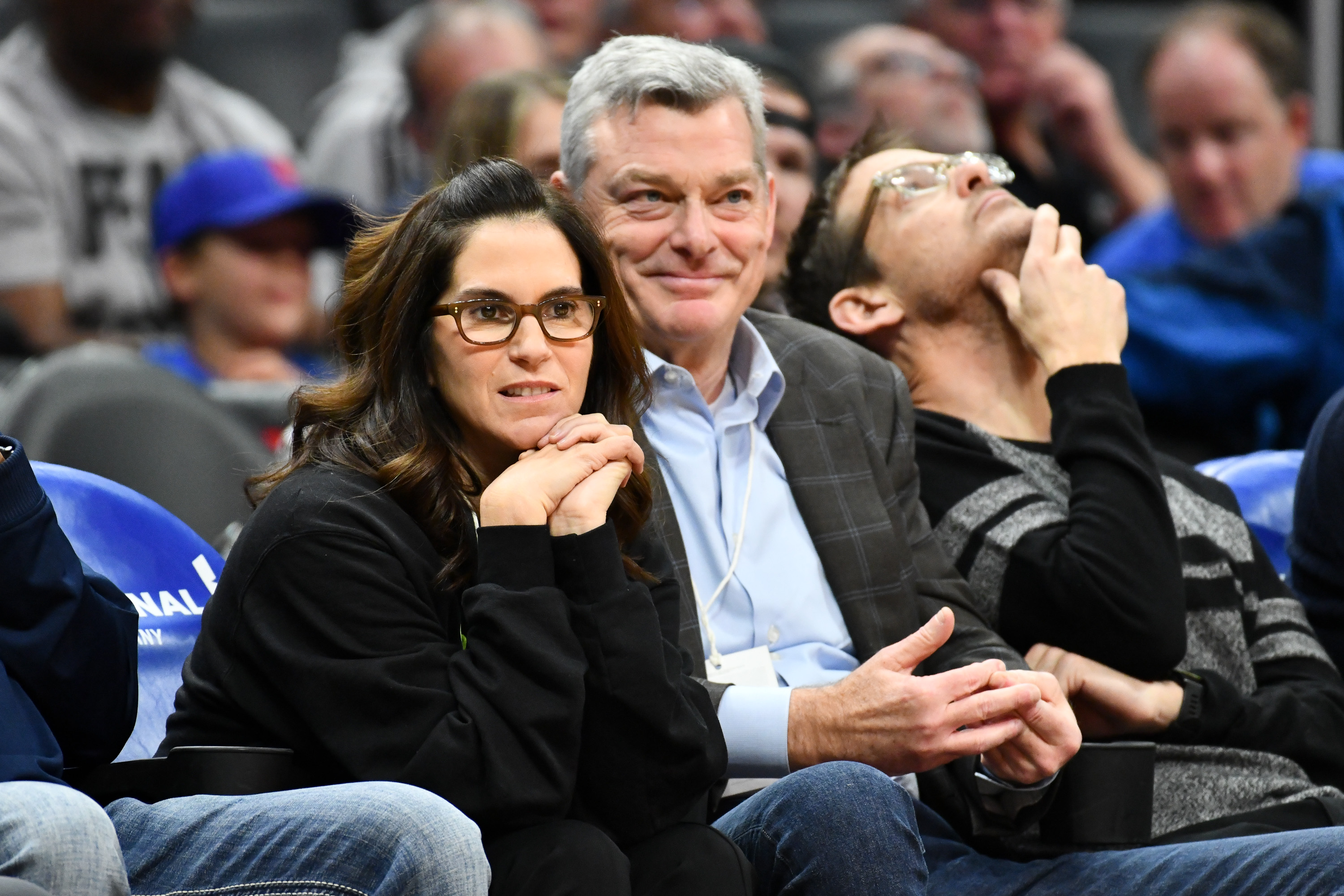 Jami Gertz et Tony Ressler assistent à un match de basket entre les Los Angeles Clippers et les Atlanta Hawks à Los Angeles, en Californie, le 28 janvier 2019 | Source : Getty Images